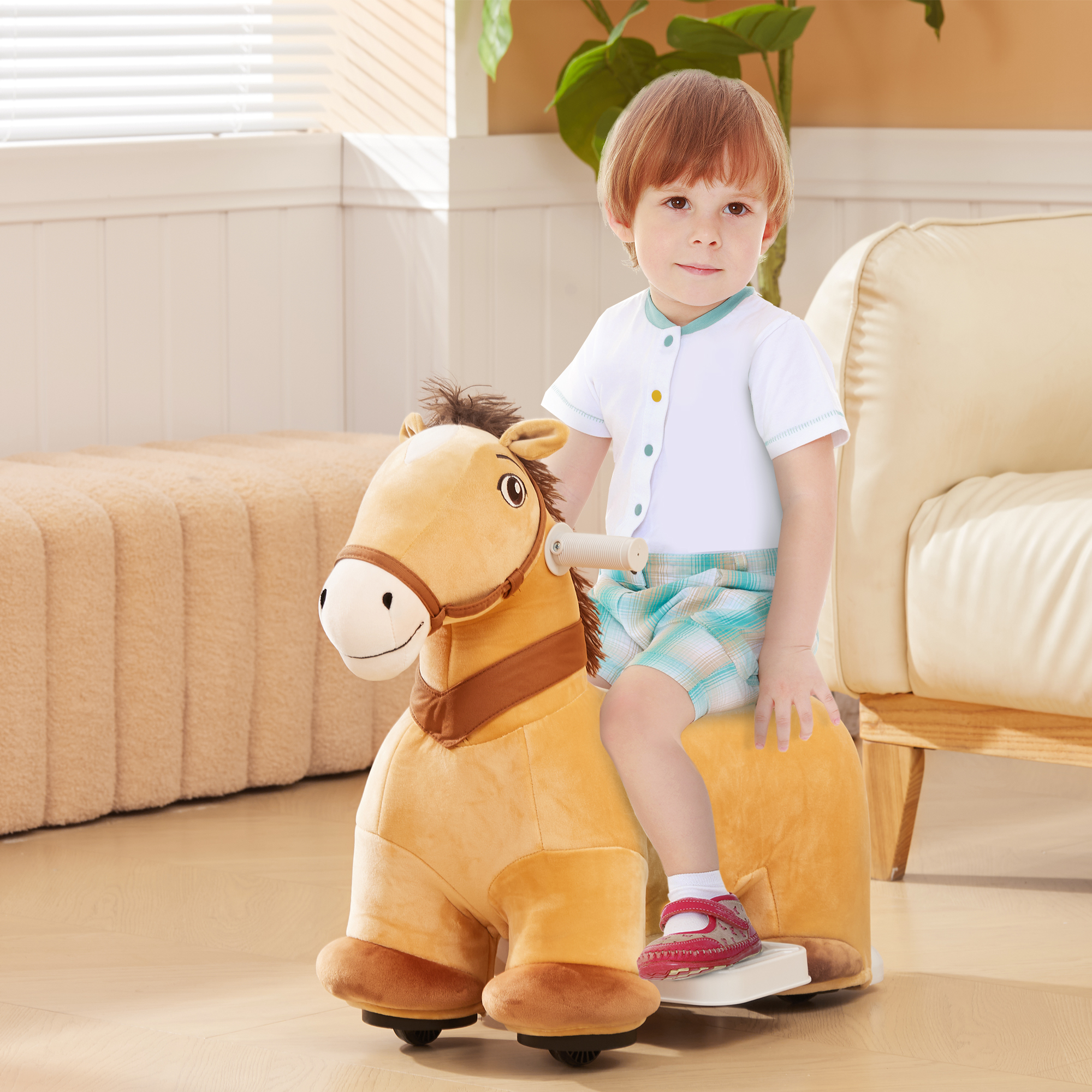 Un niño pequeño se sienta en un caballo de juguete marrón claro. El niño lleva una camisa blanca y pantalones cortos.