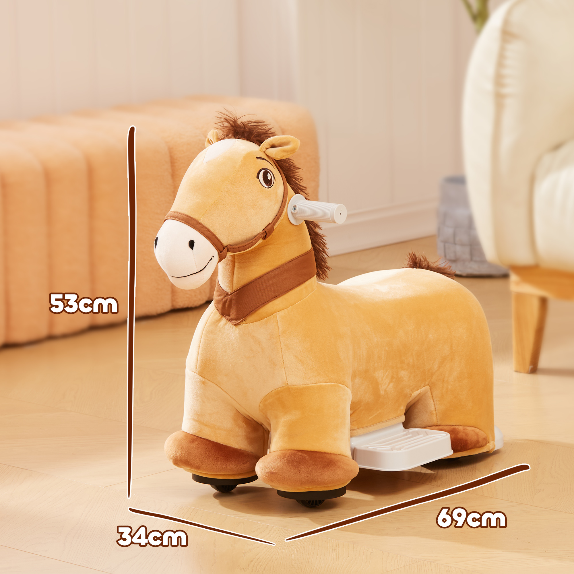 Un juguete de caballo de peluche con dimensiones de 53cm x 69cm. Tiene ruedas y un asa.