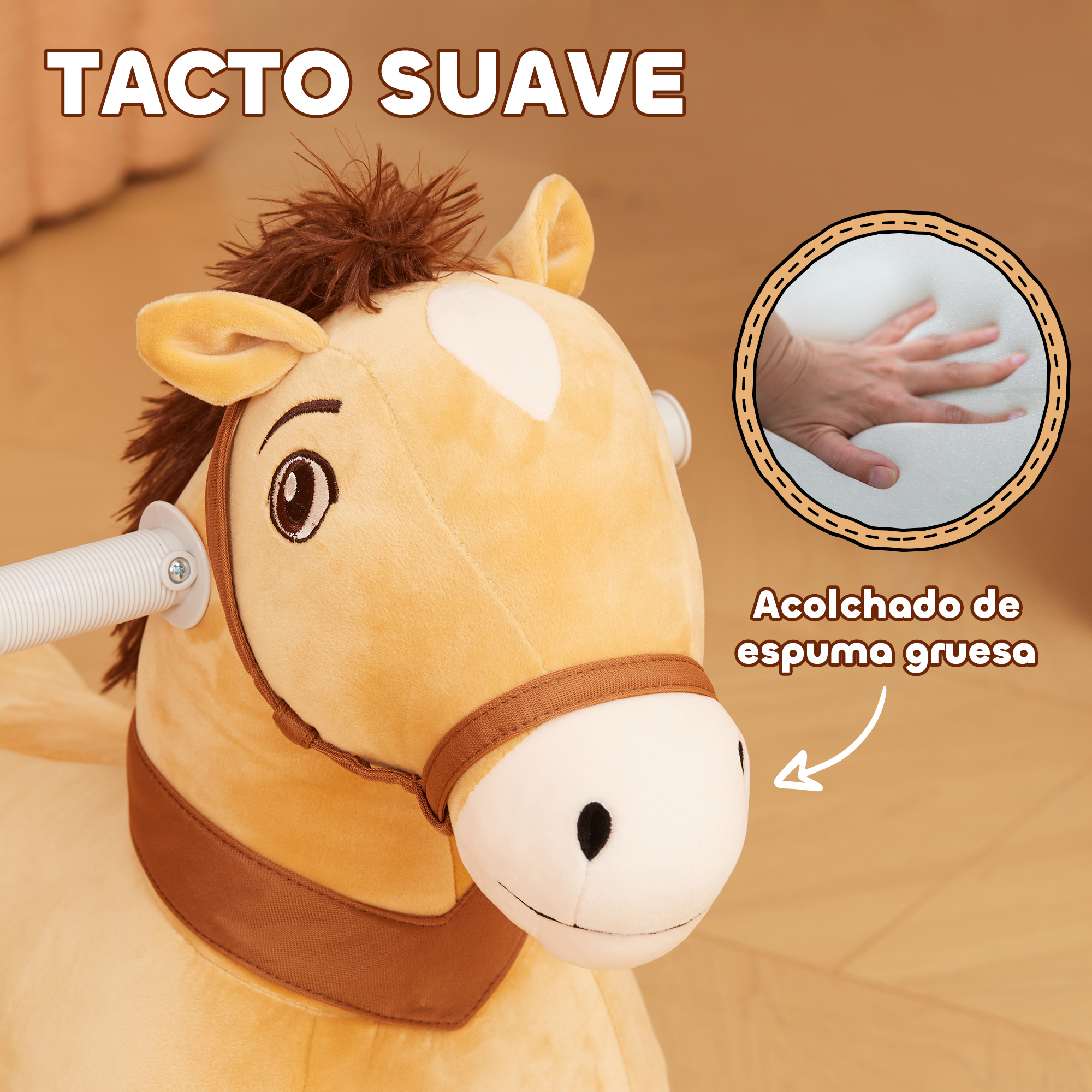 Primer plano de un caballo de juguete beige con un asa blanca y una mano tocando la espuma.