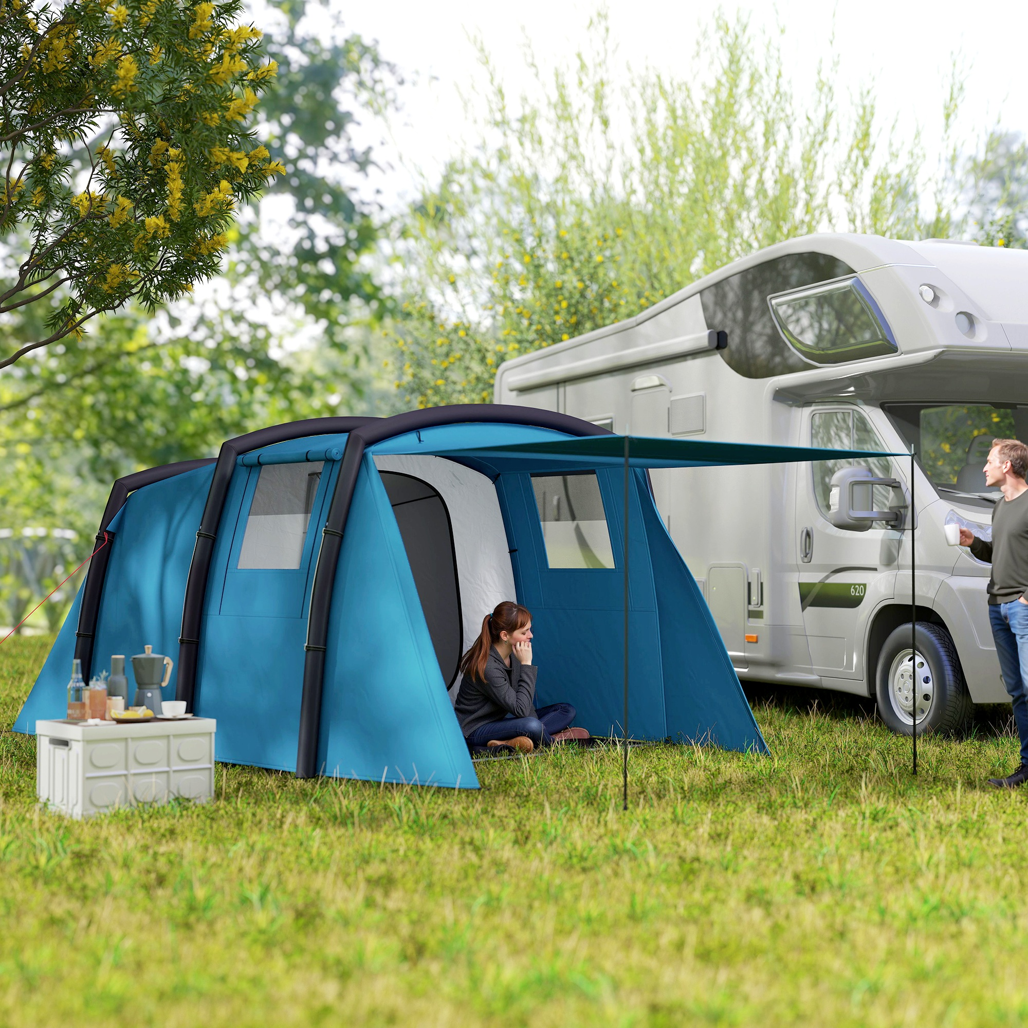 Mujer sentada dentro de una carpa azul con una autocaravana blanca al fondo.