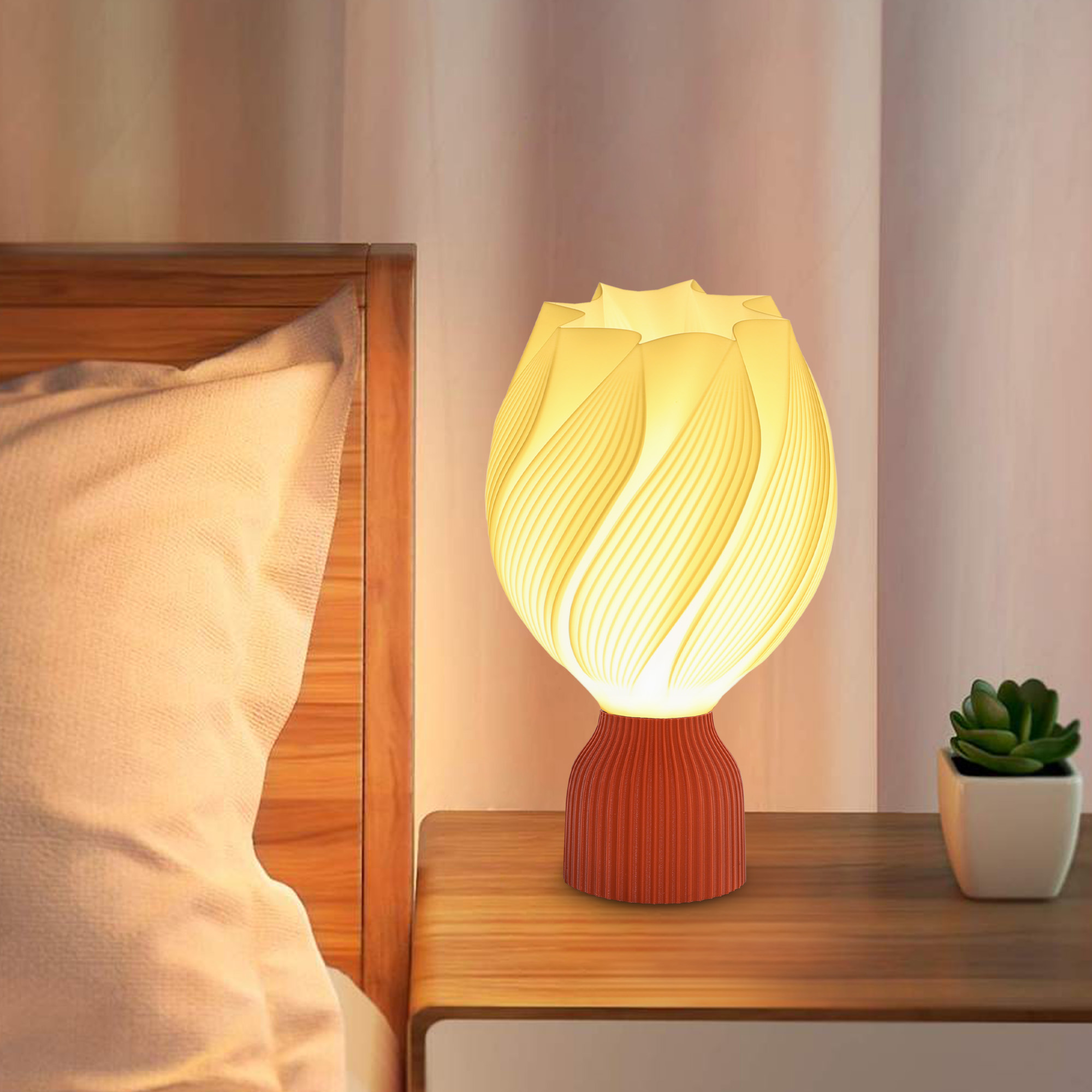 Una base blanca soporta una lámpara blanca con diseño floral sobre una mesita de noche de madera.