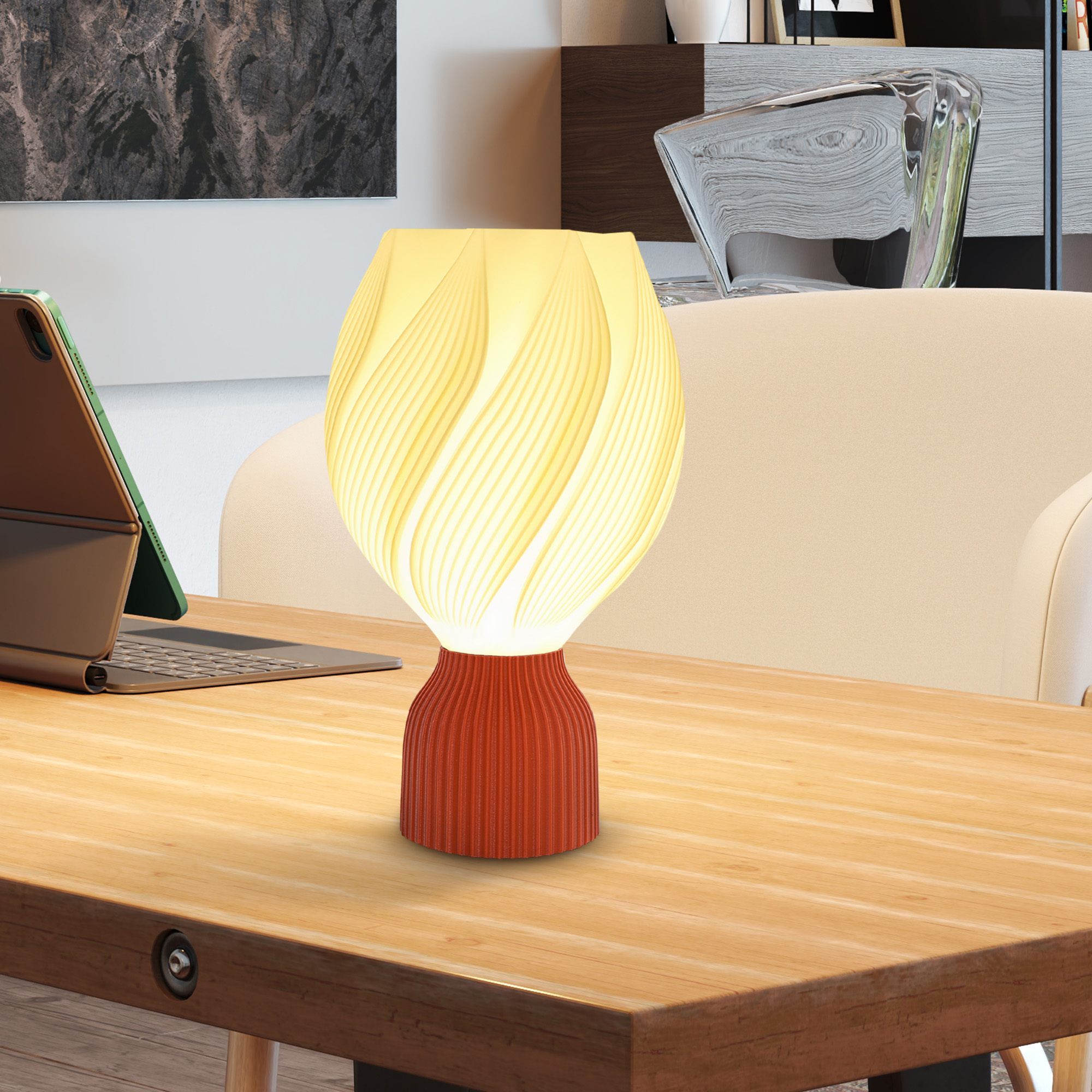 Una base naranja soporta una lámpara blanca con diseño floral sobre una mesa de madera.