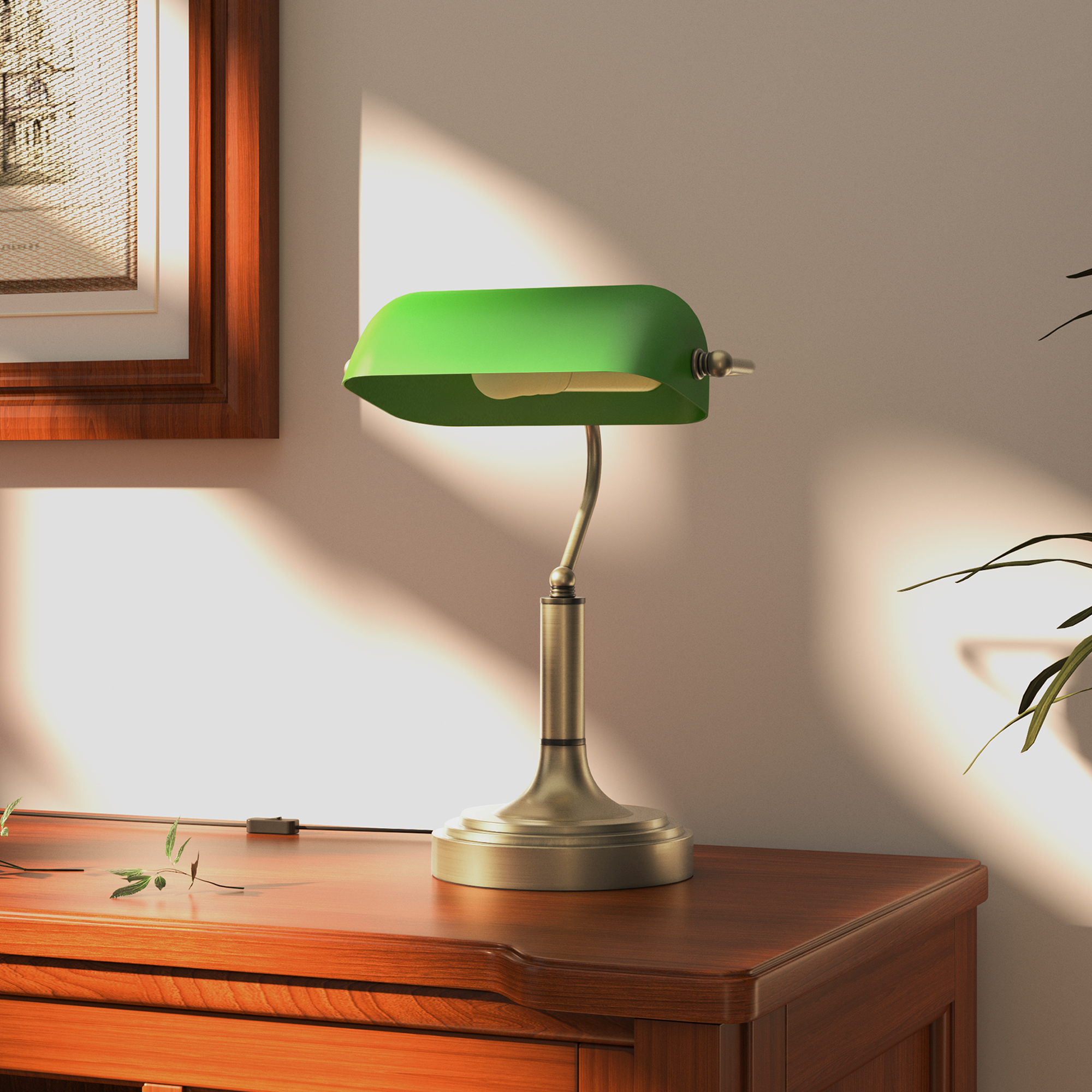 Lámpara de escritorio verde sobre mesa de madera. Imagen enmarcada al fondo. Brilla luz cálida.