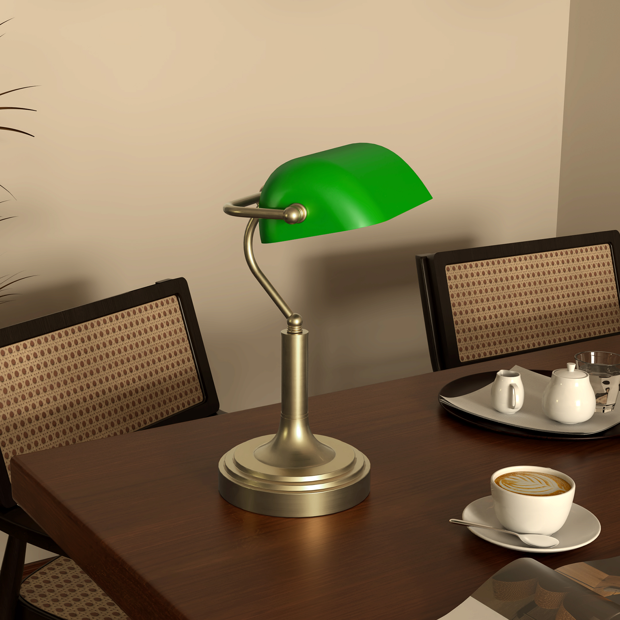 Lámpara de escritorio verde sobre mesa de madera. Dos sillas y bandeja con café y crema visibles.