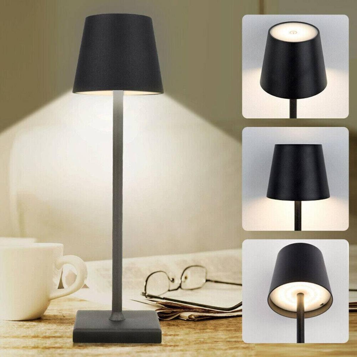 Schwarze Tischlampe mit quadratischem Sockel. Daneben liegen Gläser und eine Tasse.