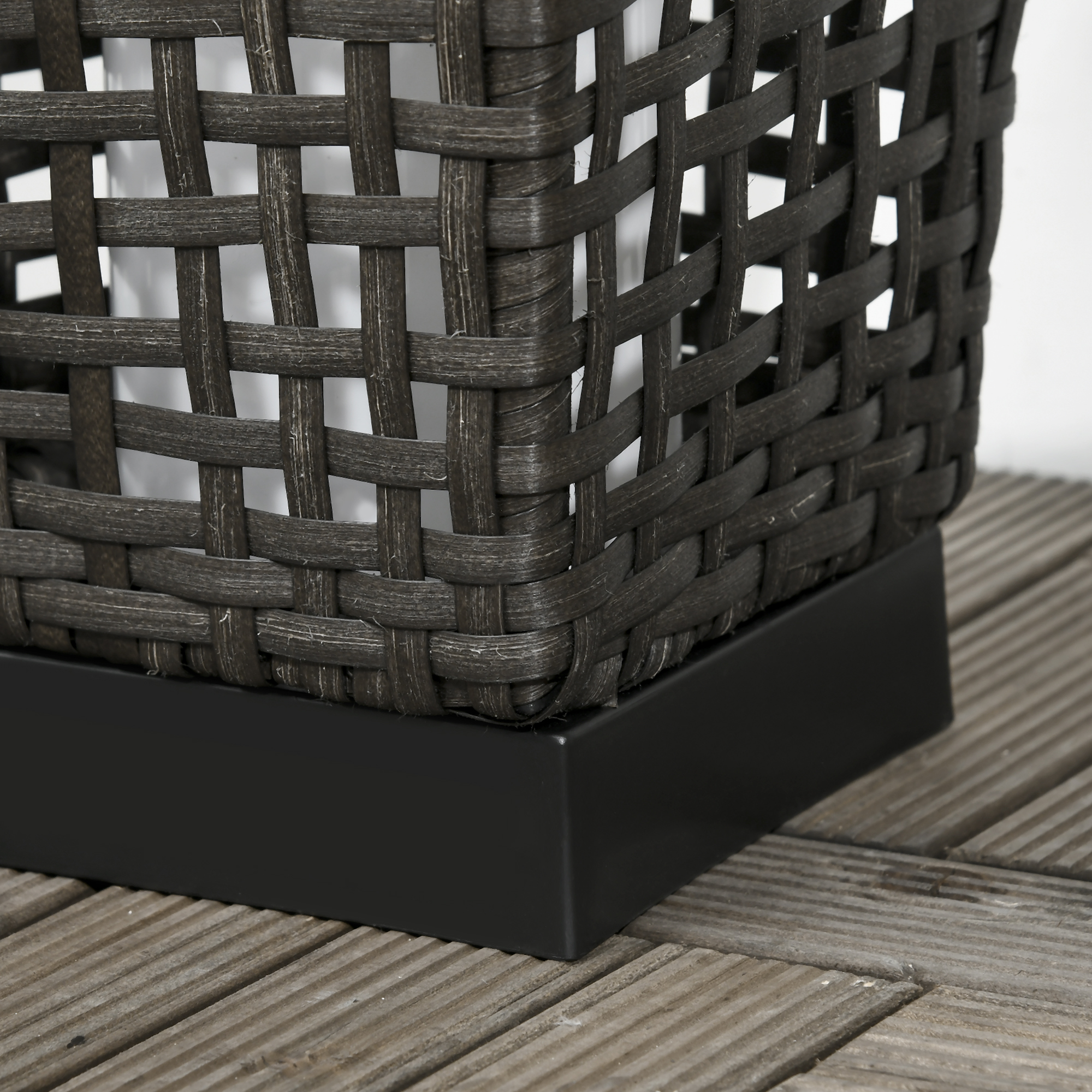 Primer plano de una base de cesta tejida con una base cuadrada negra.