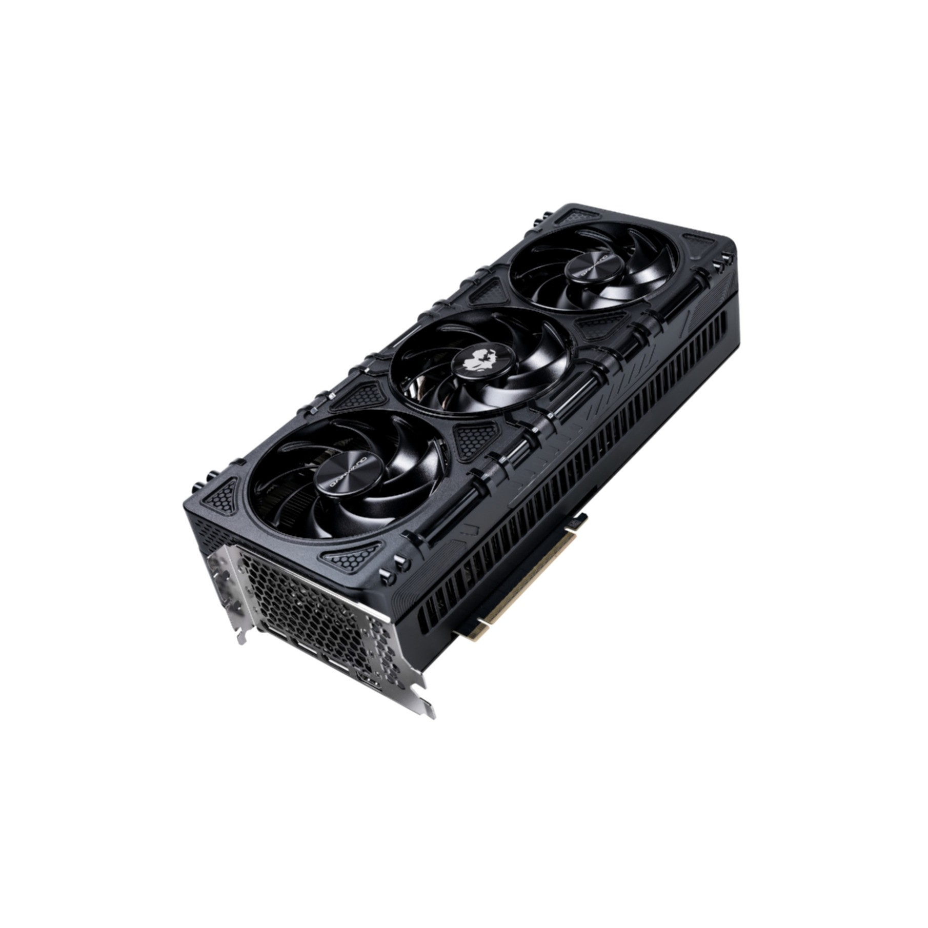 Karta graficzna z trzema czarnymi wentylatorami. Jest umieszczona na białym tle.