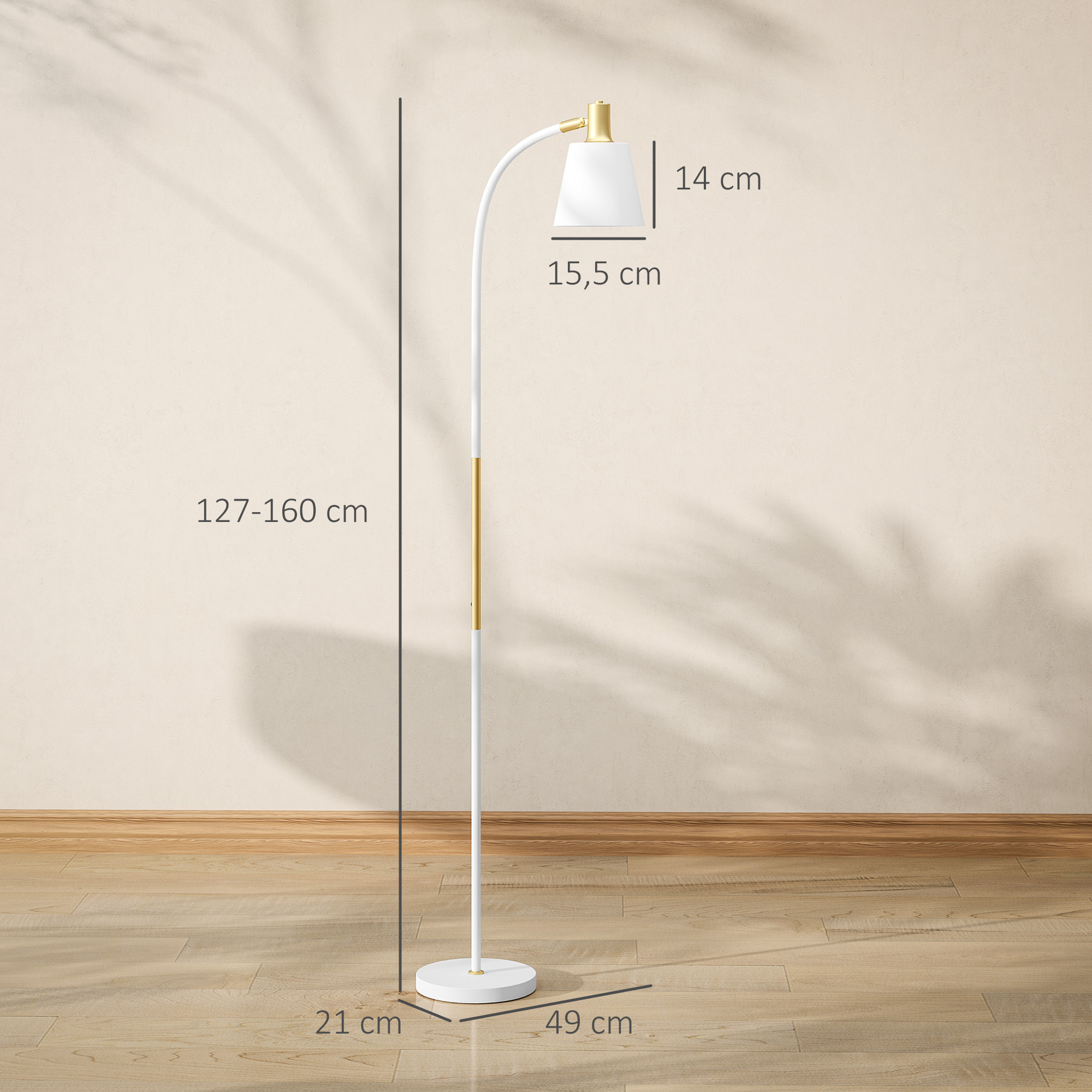 Una lámpara de pie blanca y dorada con dimensiones indicadas. Está en una habitación con suelo de madera.