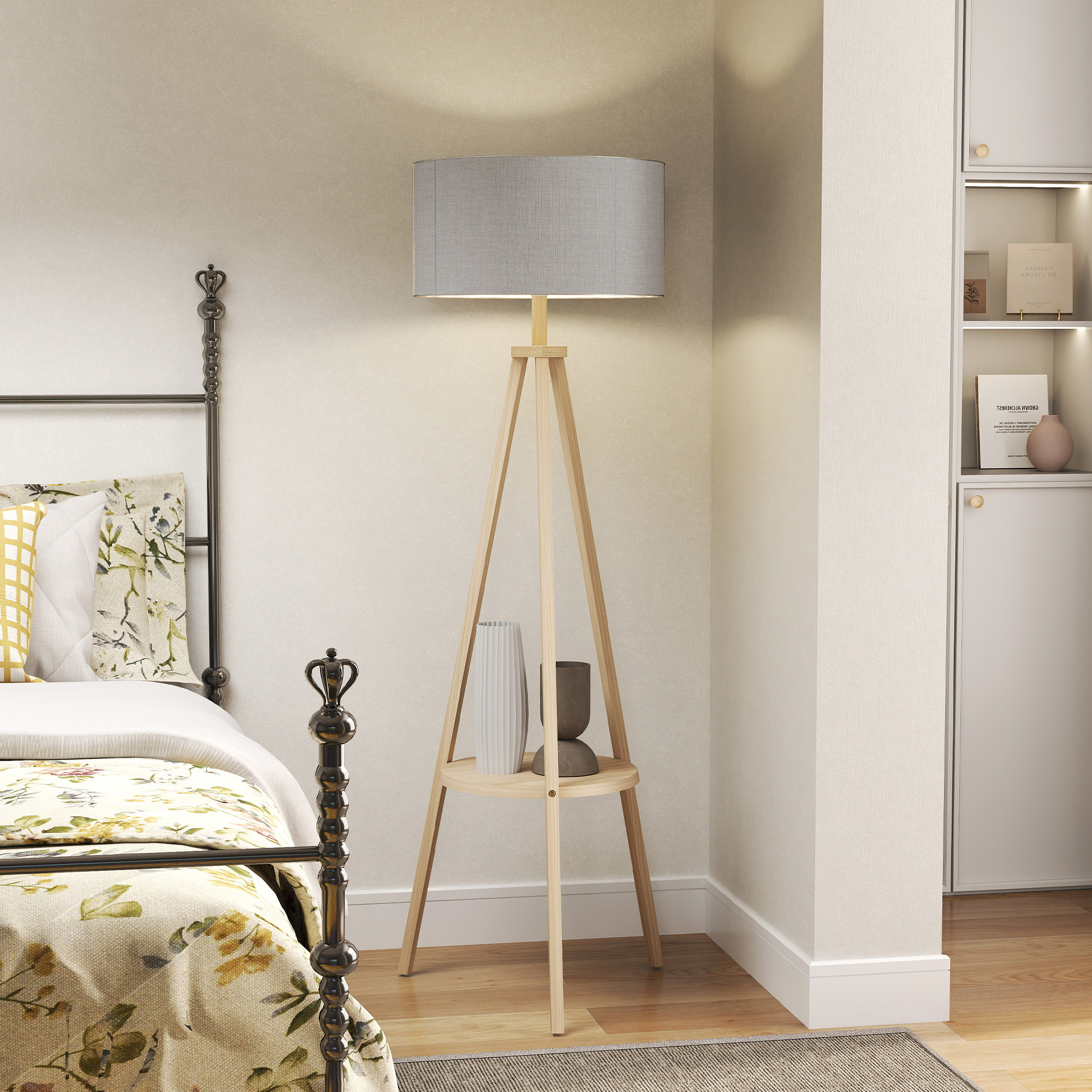 Una lámpara de pie de madera con pantalla y jarrones junto a una cama.