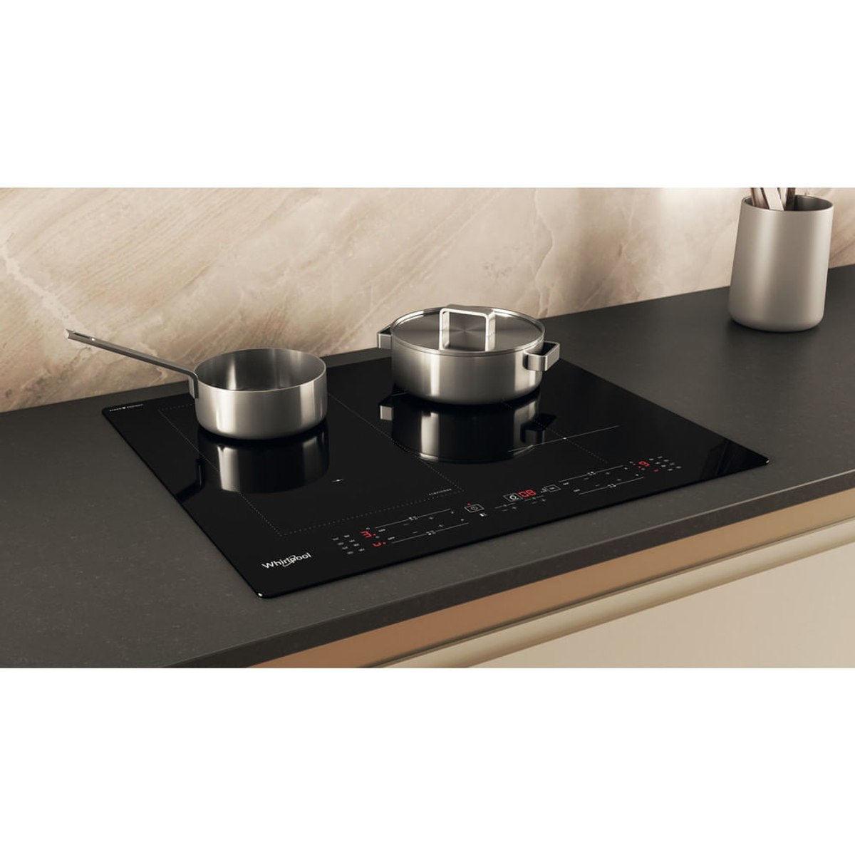 Czarna płyta indukcyjna Whirlpool z dwoma garnkami ze stali nierdzewnej na szarym blacie.