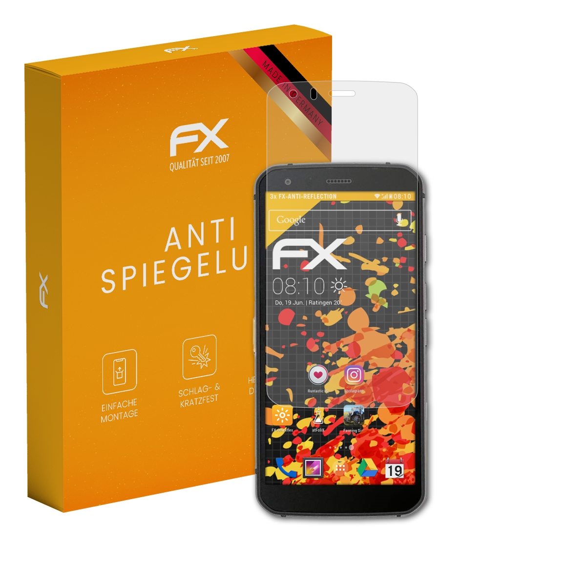 Orangefarbene Schachtel mit Displayschutzfolie und Telefon. Der Bildschirm zeigt Uhrzeit und Apps.