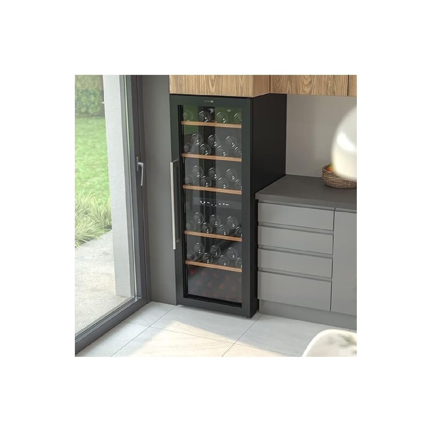 Czarna chłodziarka do wina z butelkami. Szklane drzwi, drewniane półki. Białe tło, drewniane szafki.