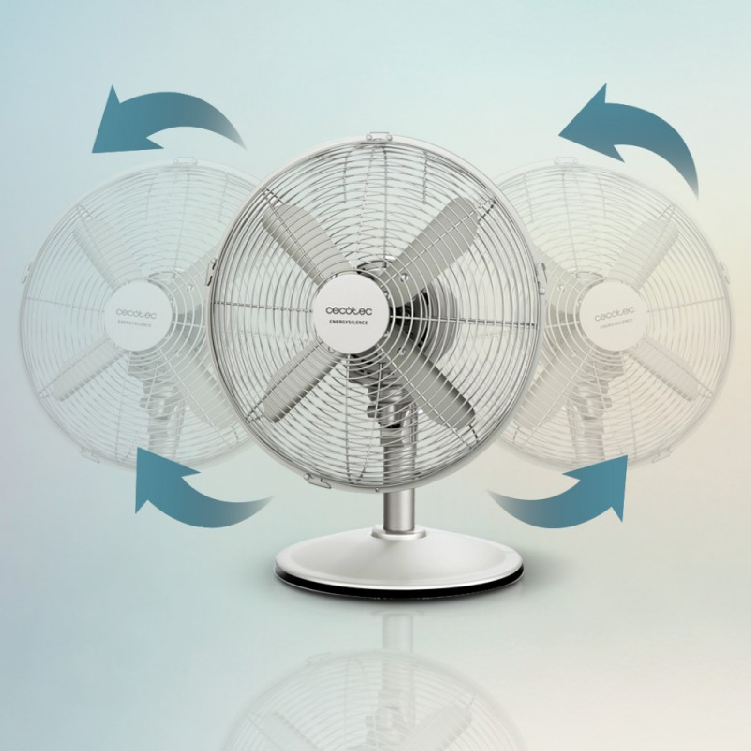 Srebrny wentylator z trzema łopatkami, strzałki pokazują obrót. Biała podstawa i jasnoniebieskie tło.