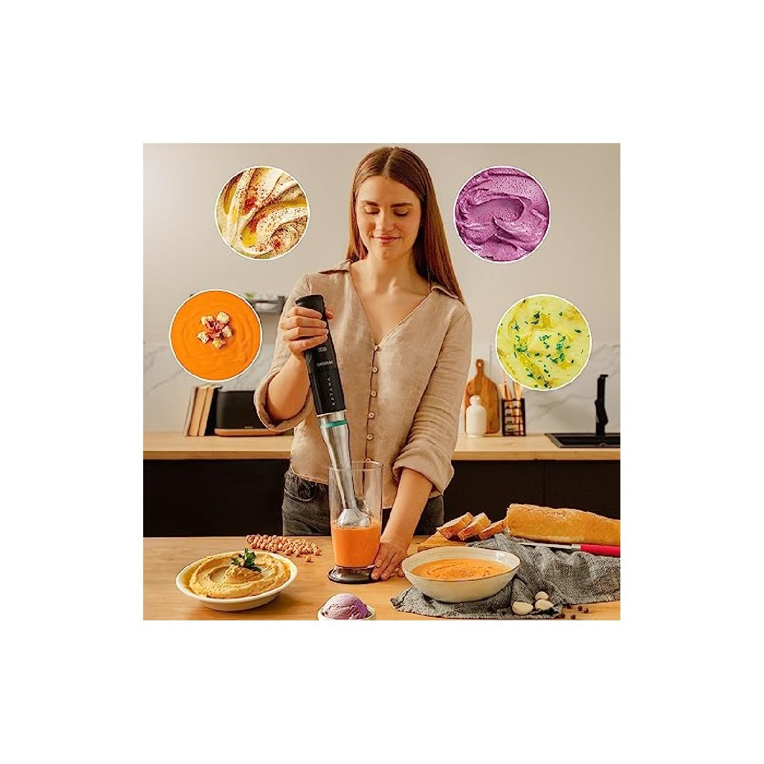 Eine Frau, die Suppe mit einem Stabmixer mixt, mit mehreren Schüsseln Suppe und Zutaten um sie herum.