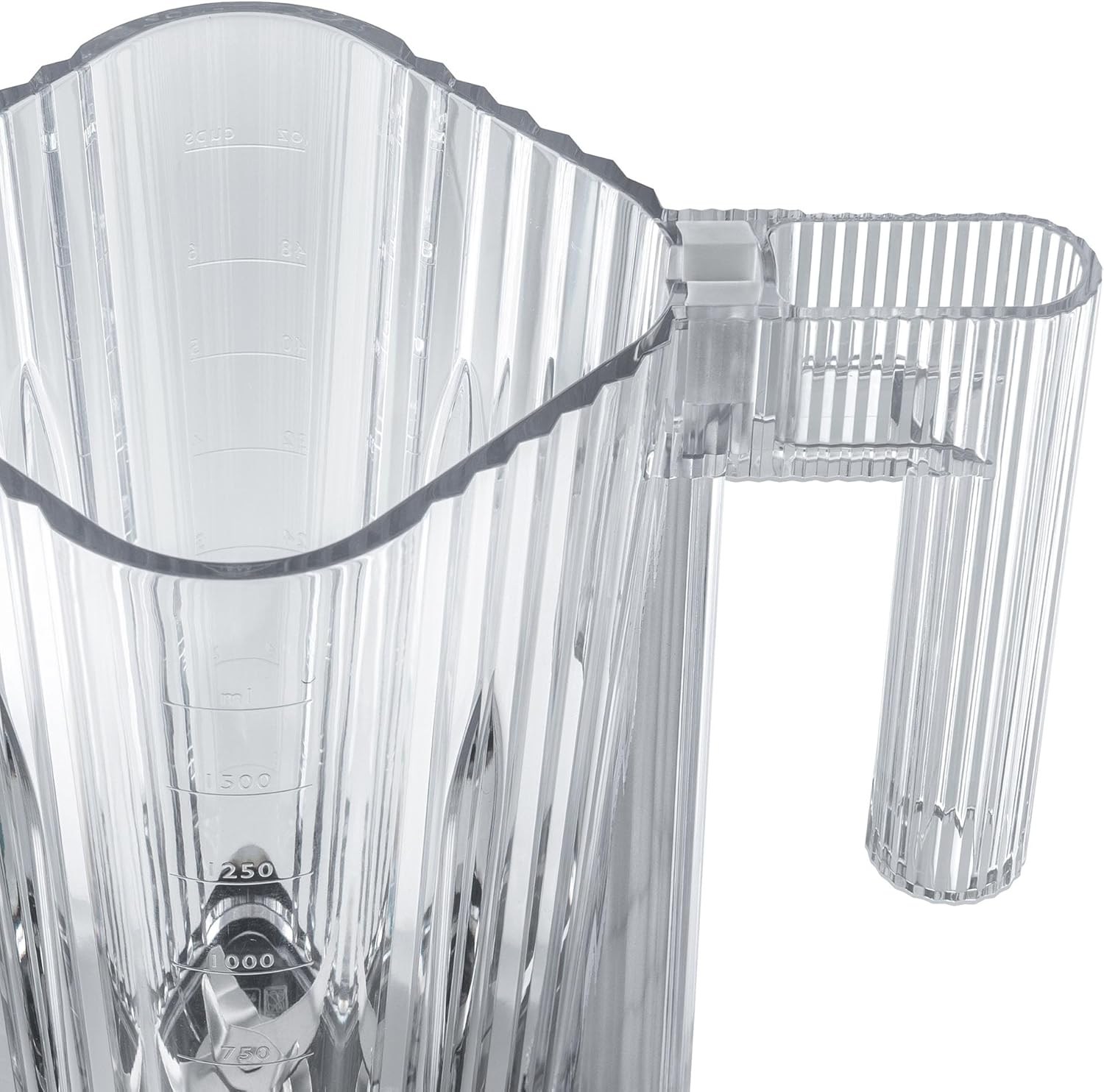 Una jarra de agua de plástico transparente con asa y marcas de medición en el lateral.