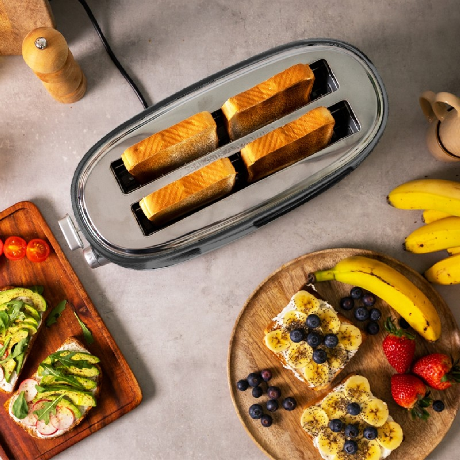 Toster z tostami, tostami z awokado i tostami owocowymi. Obecne są także banany, truskawki, jagody i pieprzniczka.