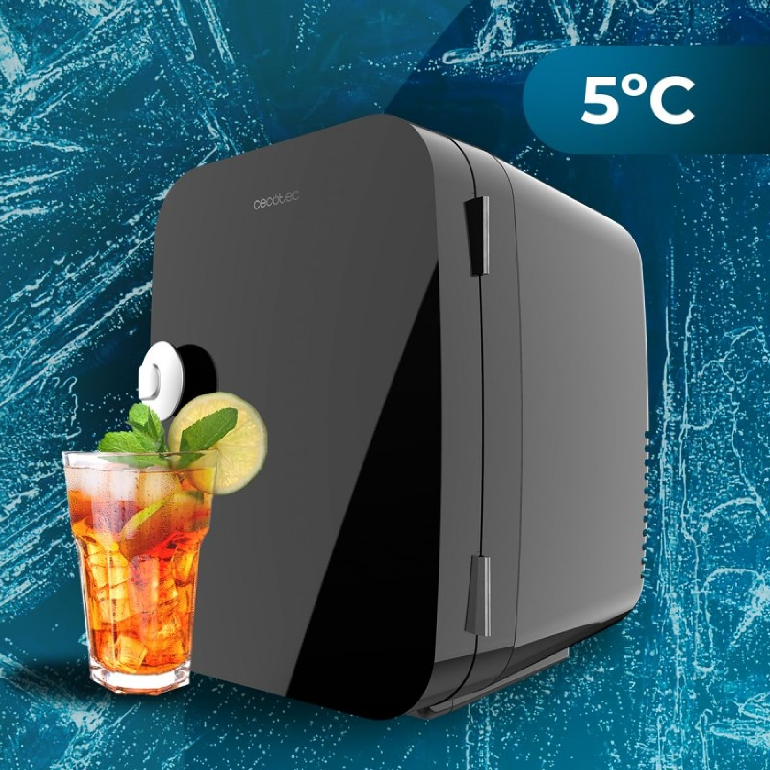 Mini frigo nero con bevanda e ghiaccio. Sfondo bianco, etichetta 5°C. Bicchiere da cocktail con ghiaccio.