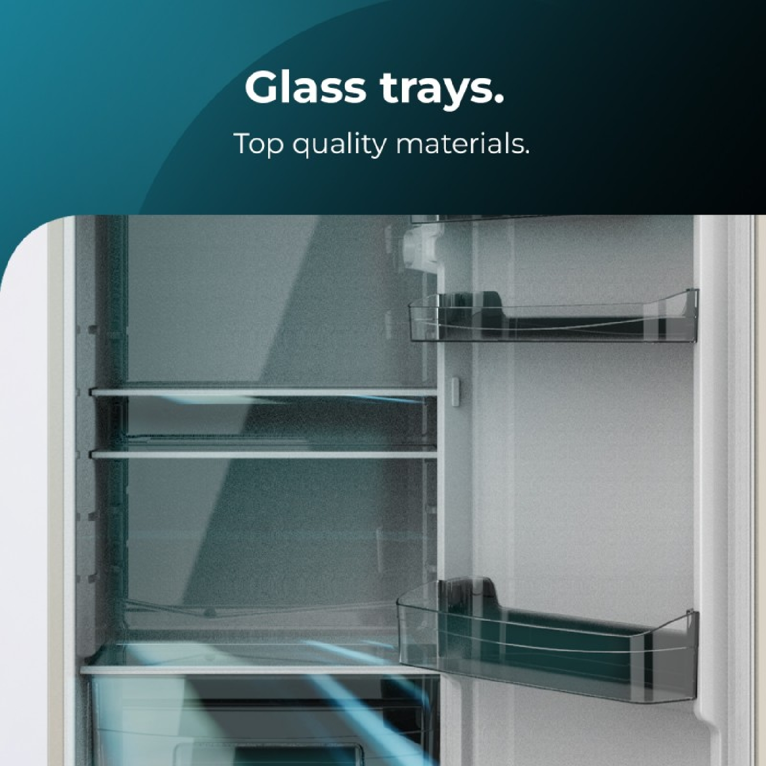 Szklane półki w lodówce. Tekst Najwyższej jakości materiałów jest u góry.