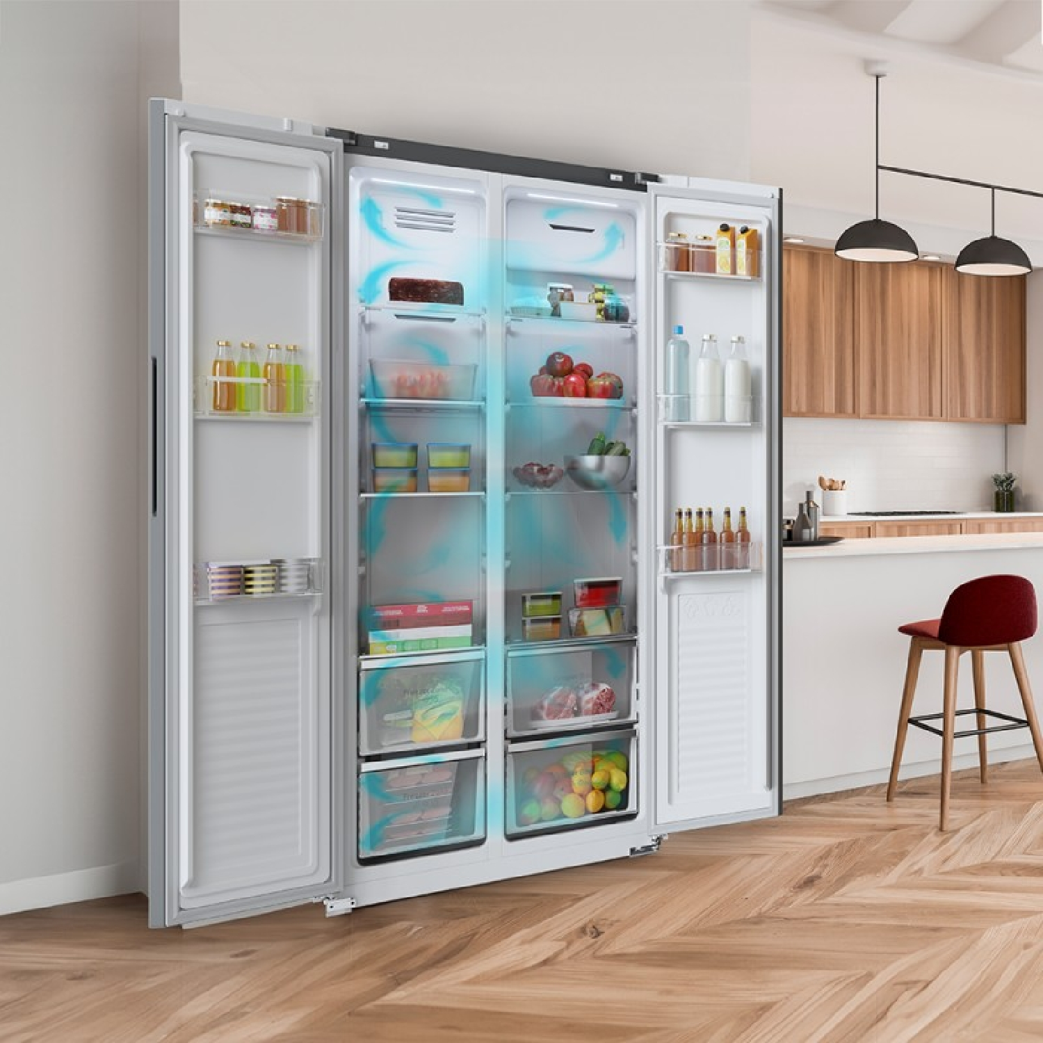 Refrigerador con puertas abiertas, lleno de comida. Suelo de madera, cocina blanca, taburete rojo.