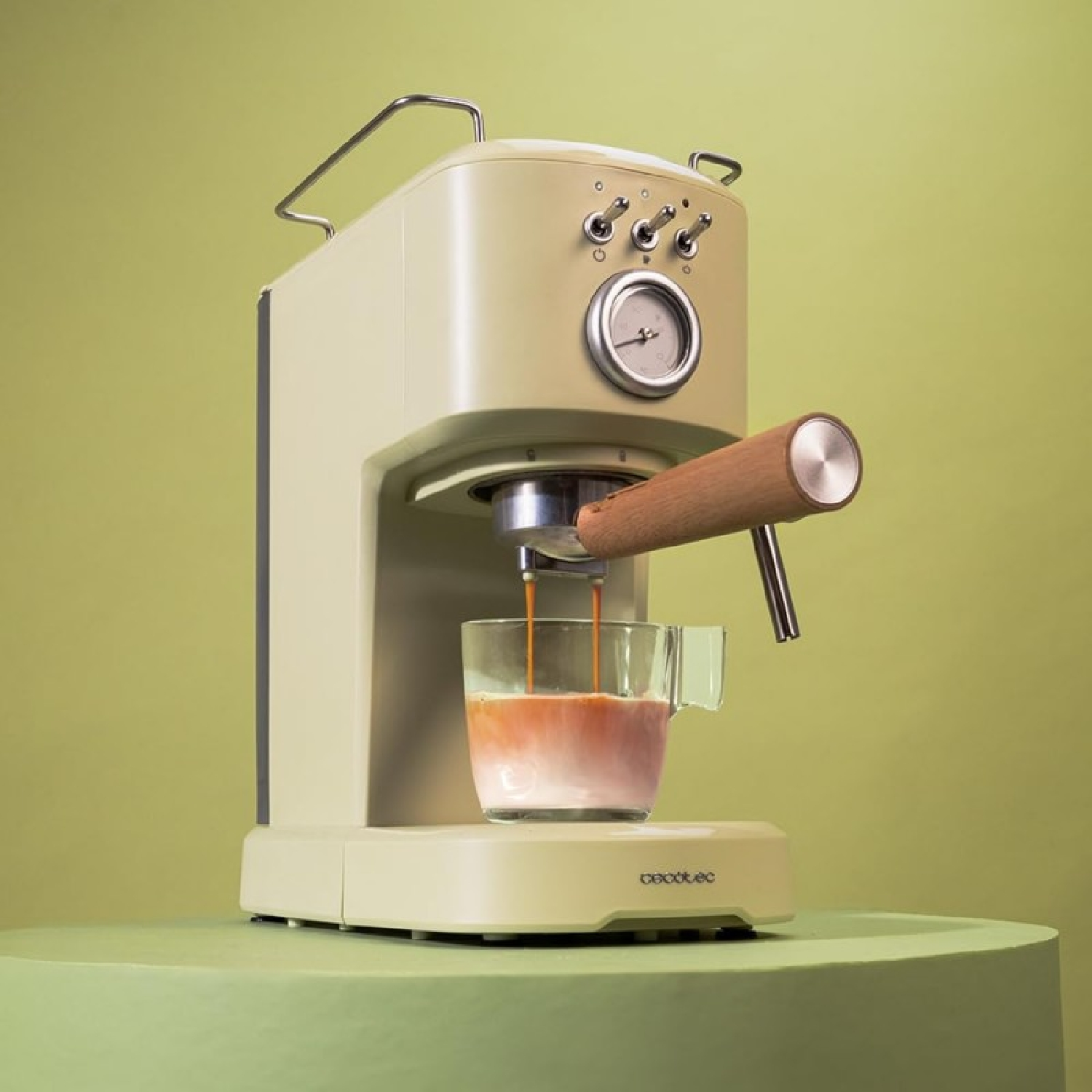 Beżowy ekspres do kawy z drewnianym uchwytem, wlewający kawę do szklanki.