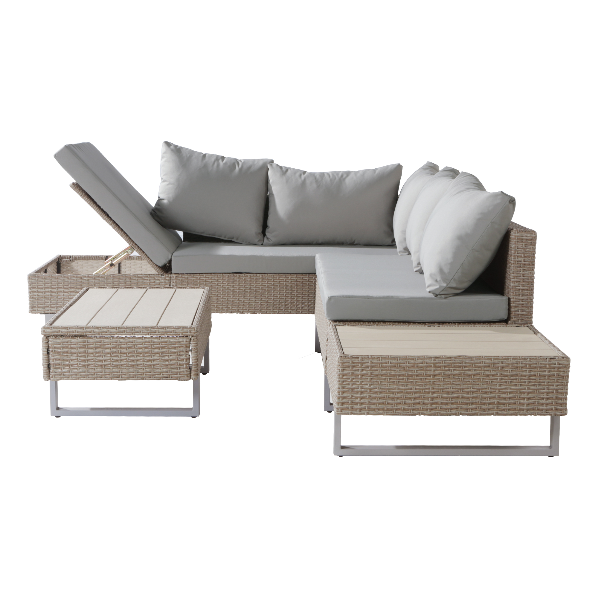 Outdoor-Ecksofa-Set mit Kissen und zwei Beistelltischen. Beiges Weidengeflecht, graue Kissen, weiße Tische.