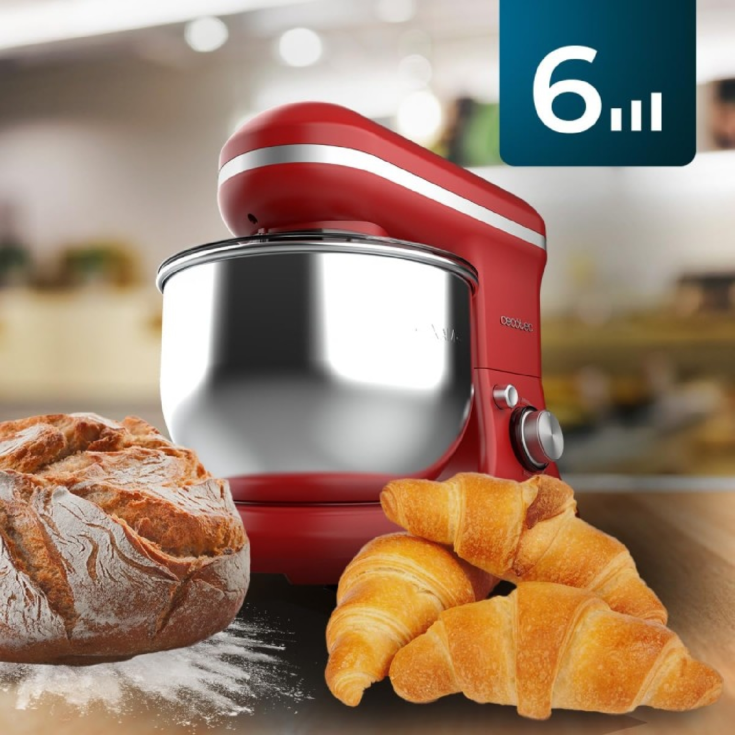 Un'impastatrice planetaria rossa Cecotec con una ciotola in acciaio inossidabile, accanto a una pagnotta e croissant.