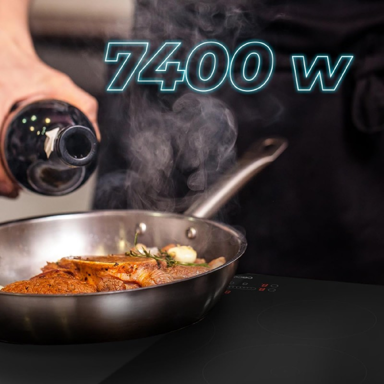 Osoba wlewa wino do patelni z jedzeniem na czarnej płycie grzewczej z napisem 7400 w.