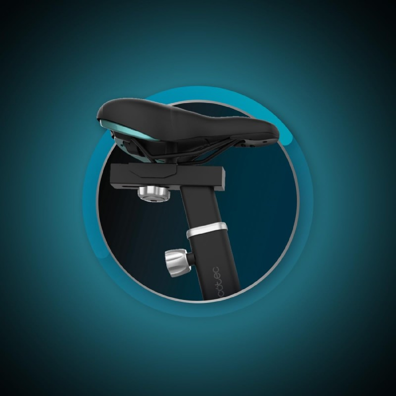 Zbliżenie na czarne siodełko rowerowe ze srebrnym pokrętłem regulacji i niebieską linią akcentującą.