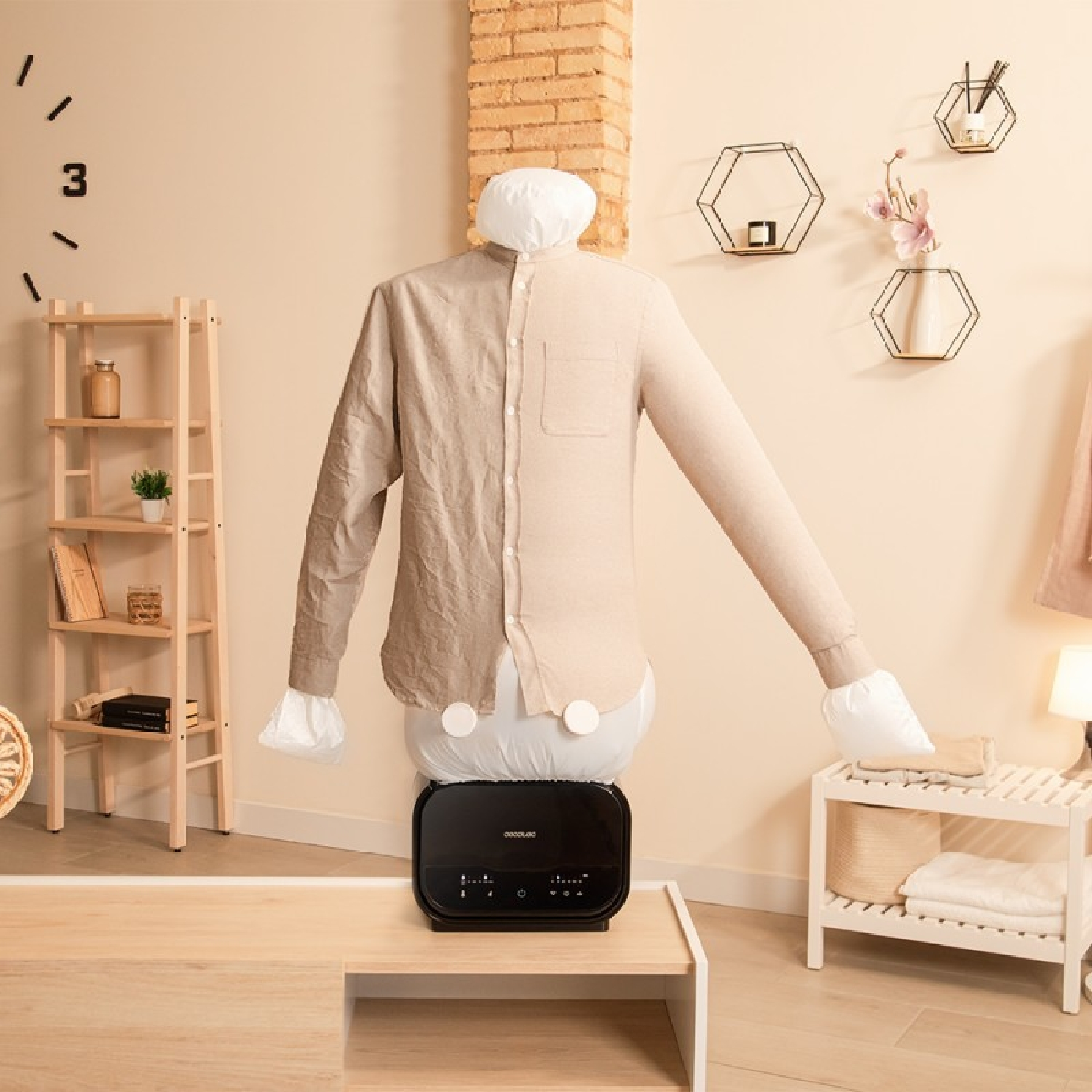 Maniquí con camisa en secadora. Fondo: interior de la habitación.