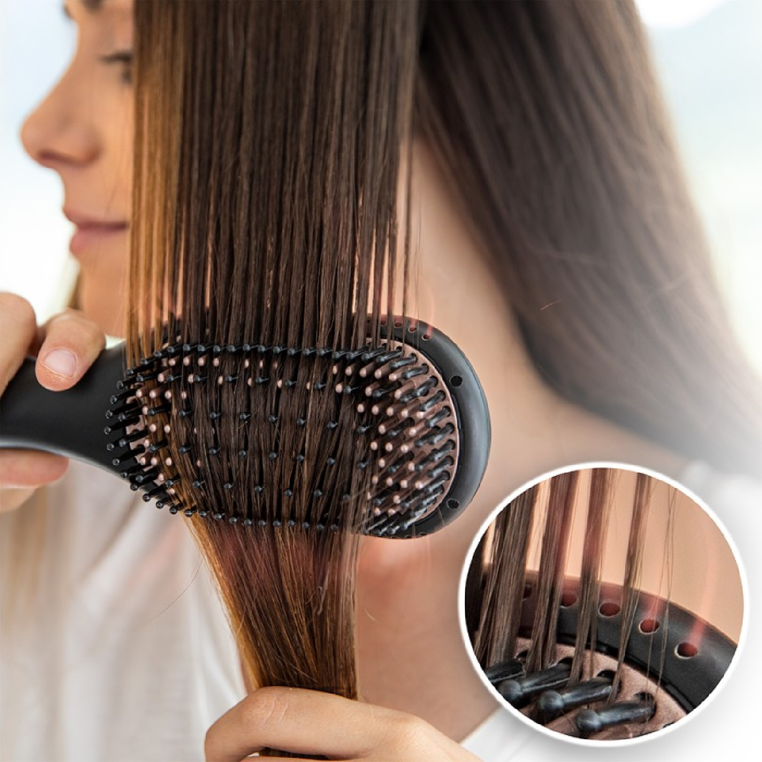 Donna usa spazzola lisciante. Primo piano di capelli e spazzola.