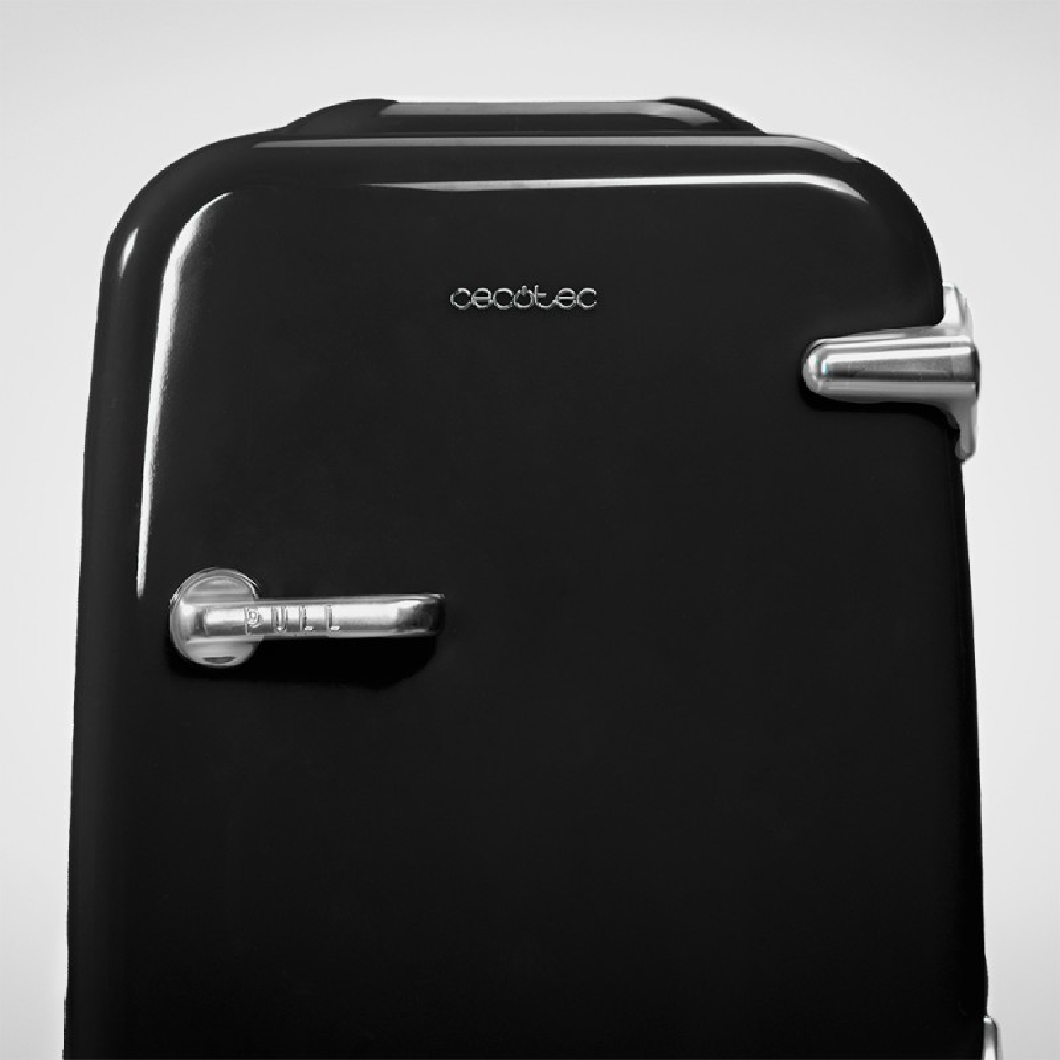 Nevera negra. Logo Cecotec arriba. Tirador plateado.