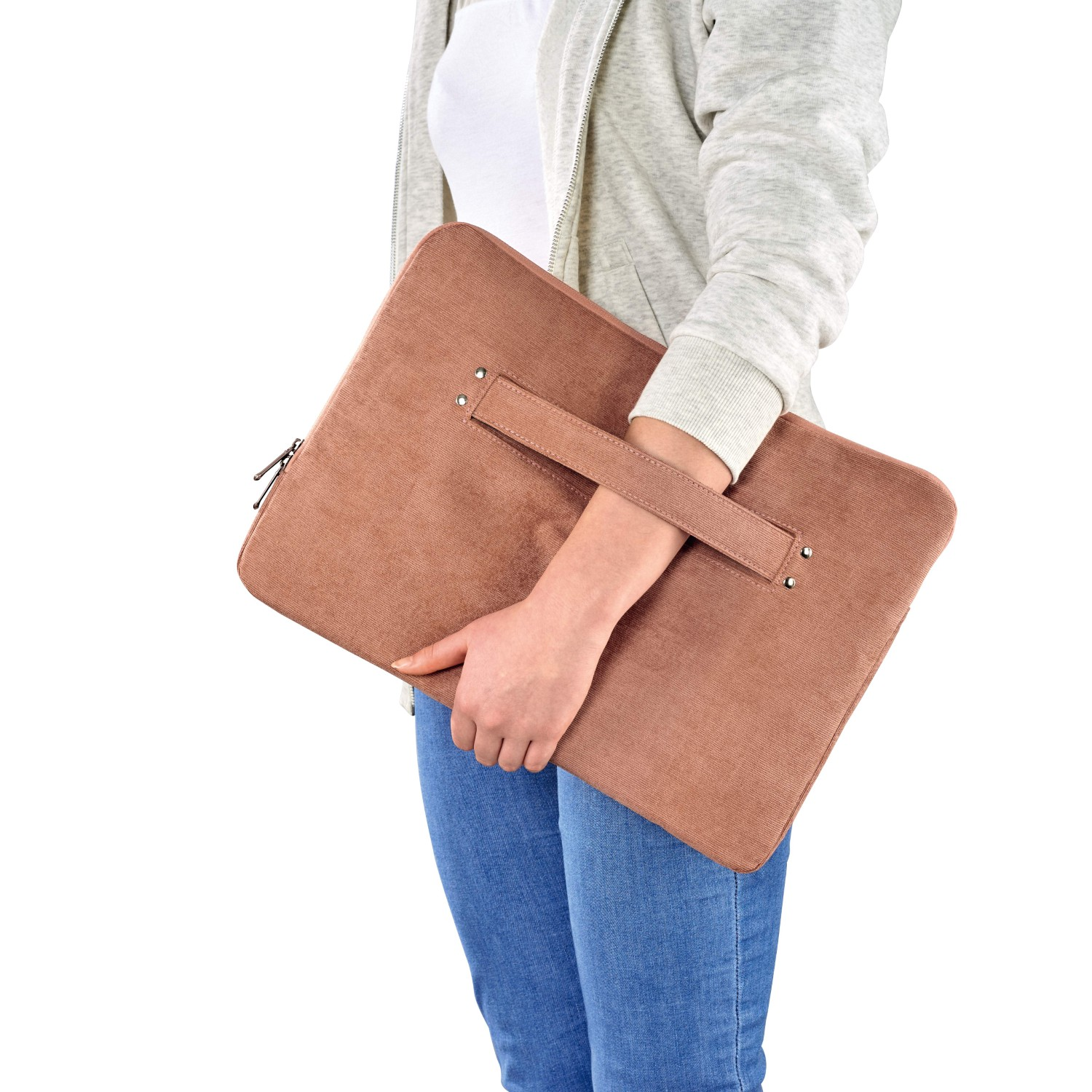 Osoba trzymająca brązową torbę na laptopa, z zamkiem błyskawicznym i uchwytem.