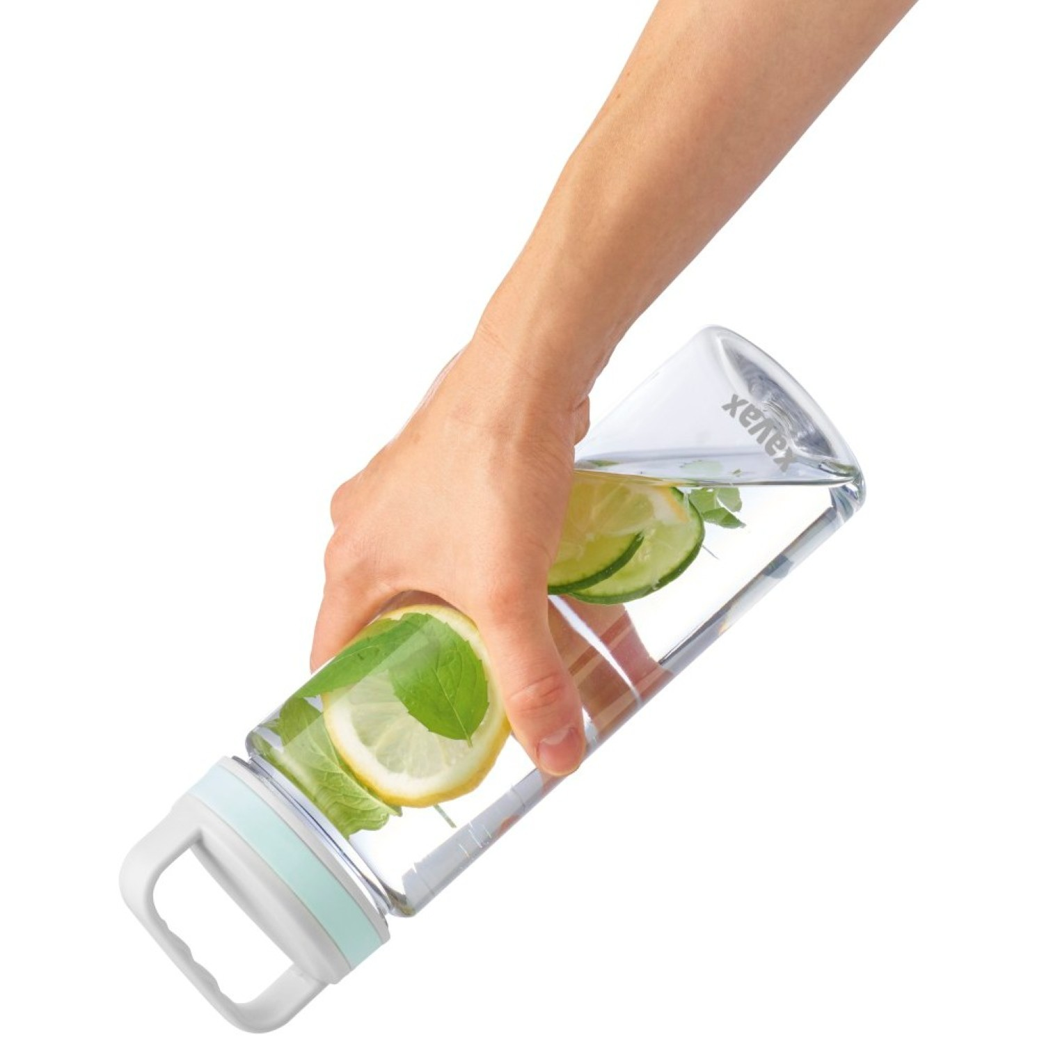 Hand hält eine Wasserflasche mit Wasser, Zitrone und Minze.