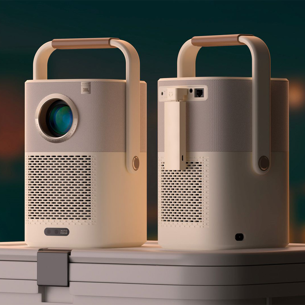 Dwa beżowo-białe projektory z uchwytami, na stole, z rozmytym tłem.