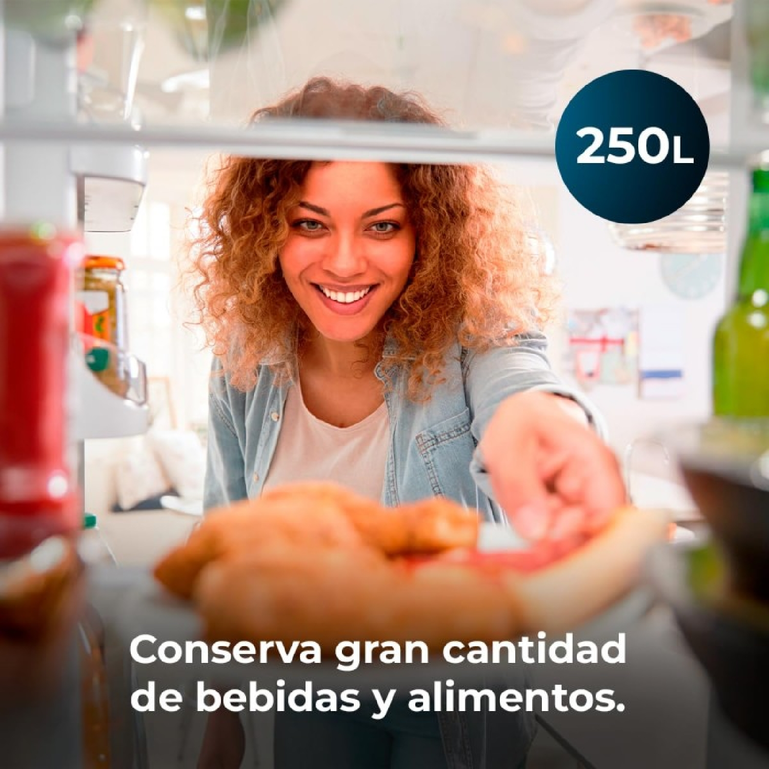 Kobieta sięgająca do lodówki z widocznym jedzeniem. Na drzwiach znajduje się etykieta 250L.