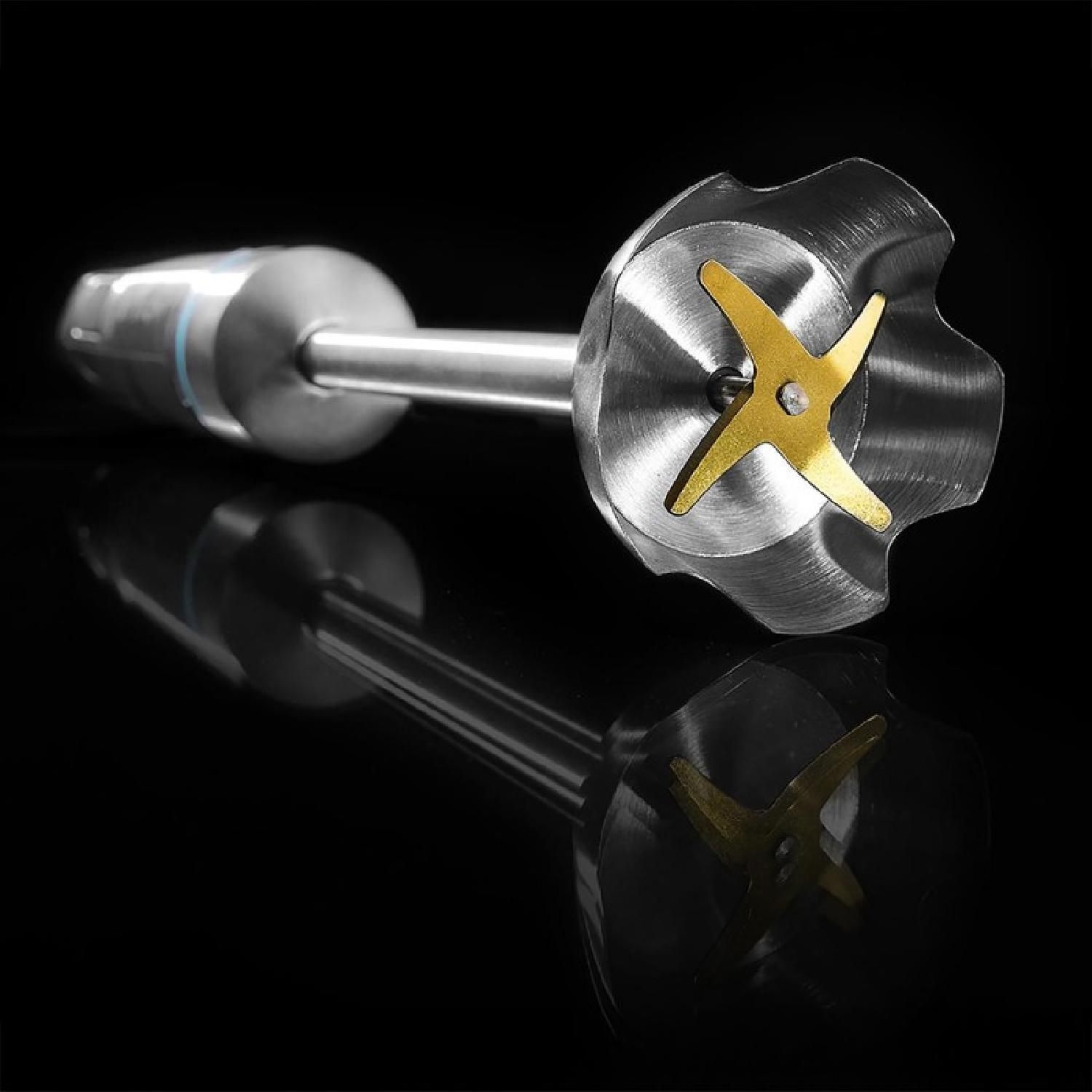 Blender zanurzeniowy ze stali nierdzewnej ze złotym ostrzem i czarnym, odbijającym tłem.