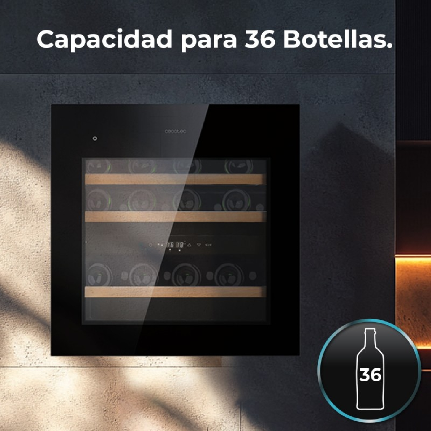 Una vinoteca con capacidad para 36 botellas. Una puerta negra alberga paneles de vidrio que muestran botellas.