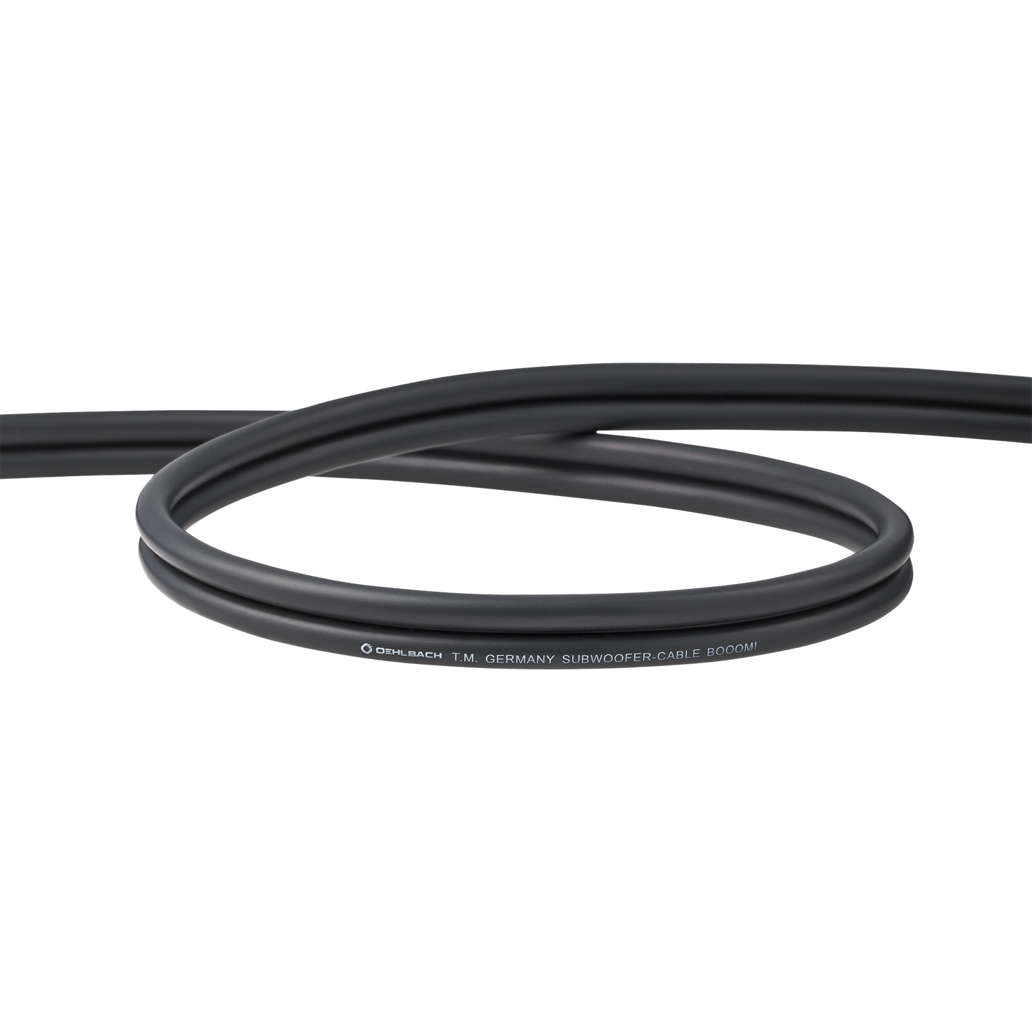 Ein schwarzes Subwoofer-Kabel. Das Kabel liegt in einer Schleife, vor schwarzem Hintergrund isoliert. Oehlbach-Logo sichtbar.