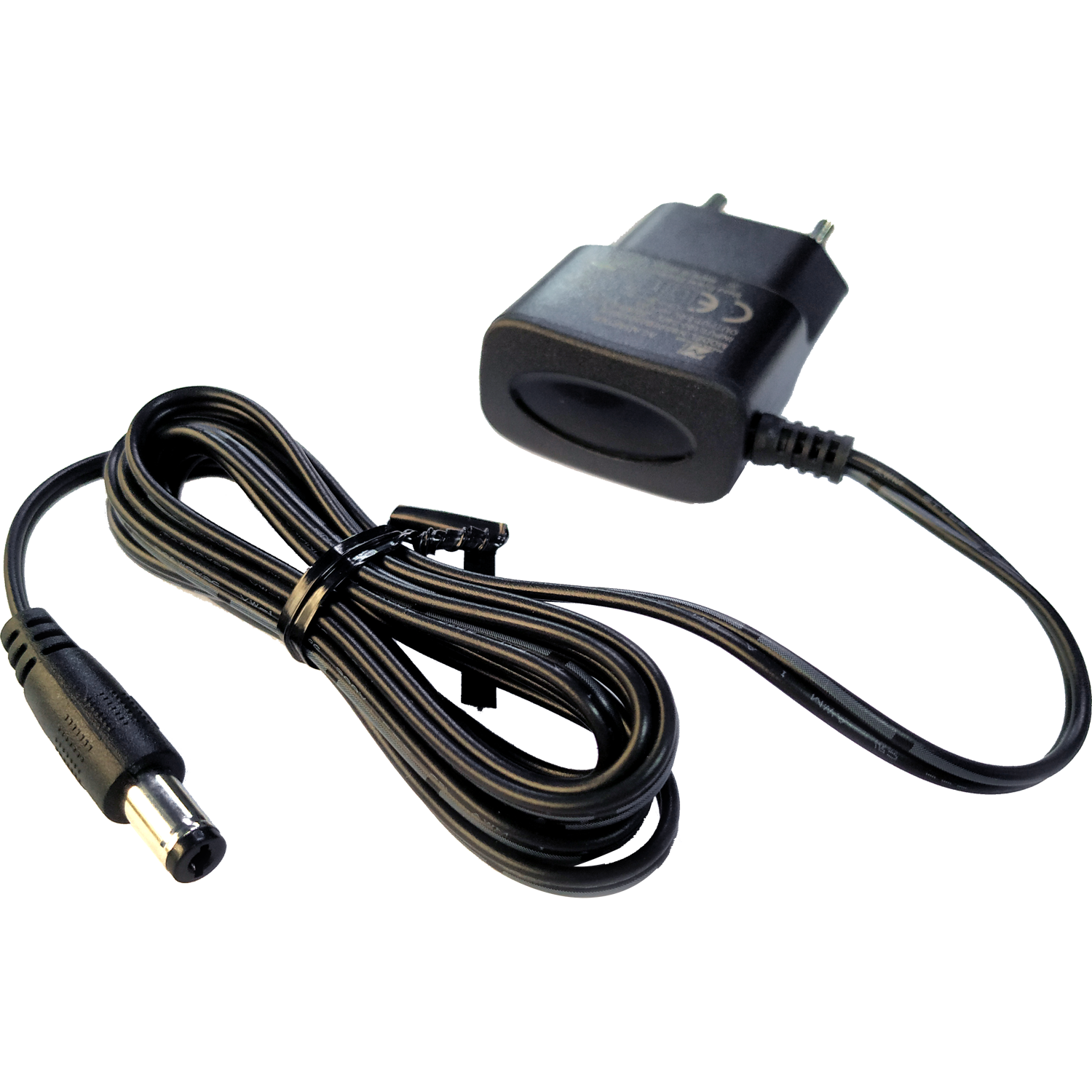 Schwarzes Netzteil und DC-Anschlusskabel. Das Kabel ist gewickelt, Hintergrund schwarz.