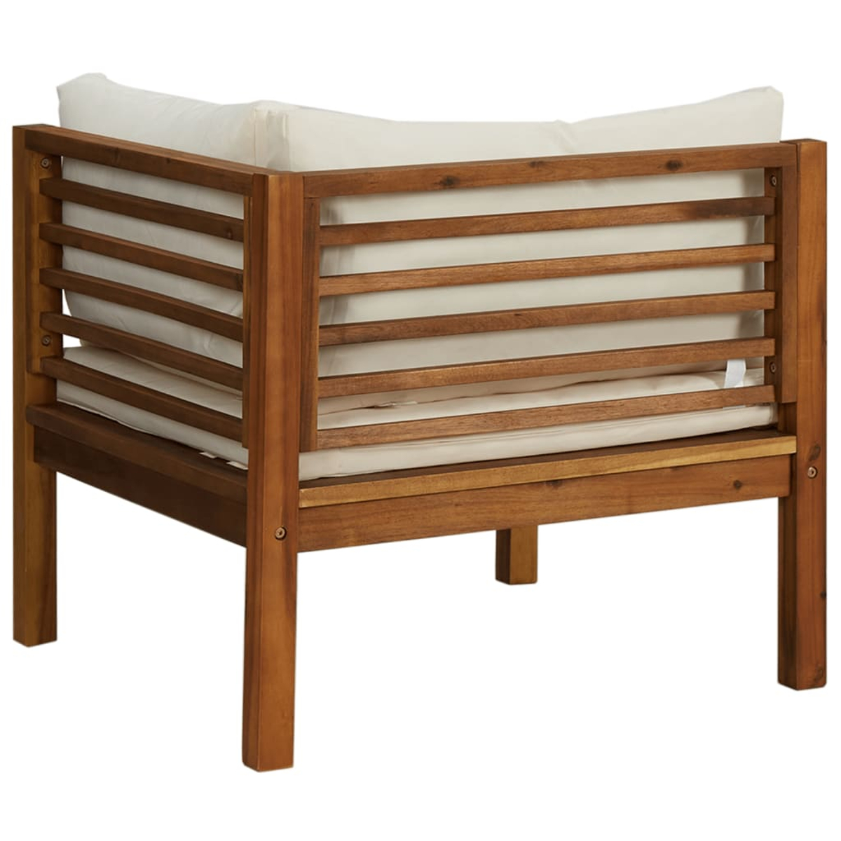 Ecksofa aus Holz für den Außenbereich mit weißen Kissen. Brauner Rahmen. Holzpaneel ist sichtbar.