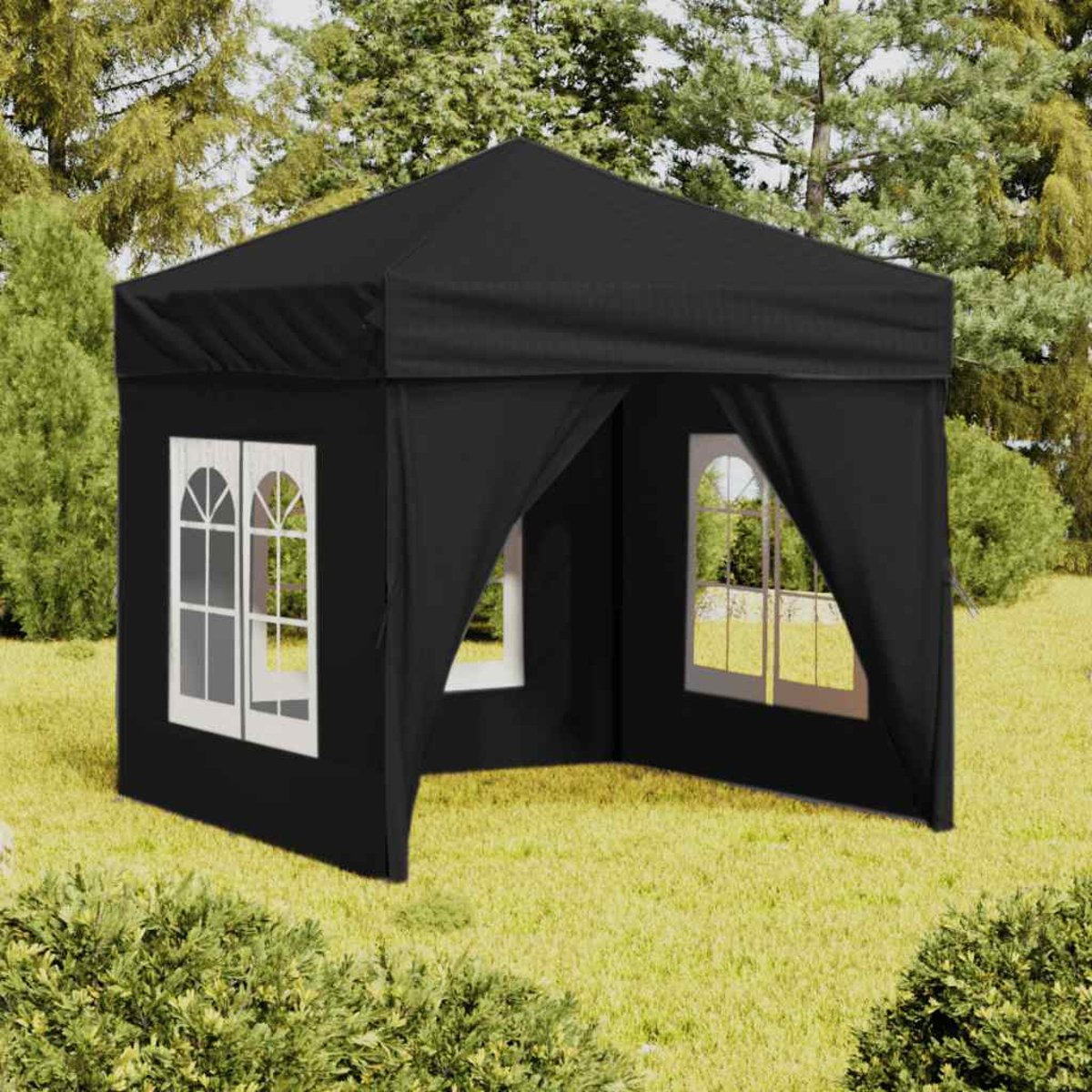 Schwarzes Außenzelt mit weißen Fenstern, in einem Garten mit Büschen aufgestellt.