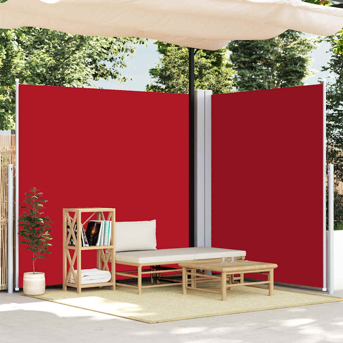 Rote Bildschirme mit Sitzbereich, kleinem Tisch und Baum.