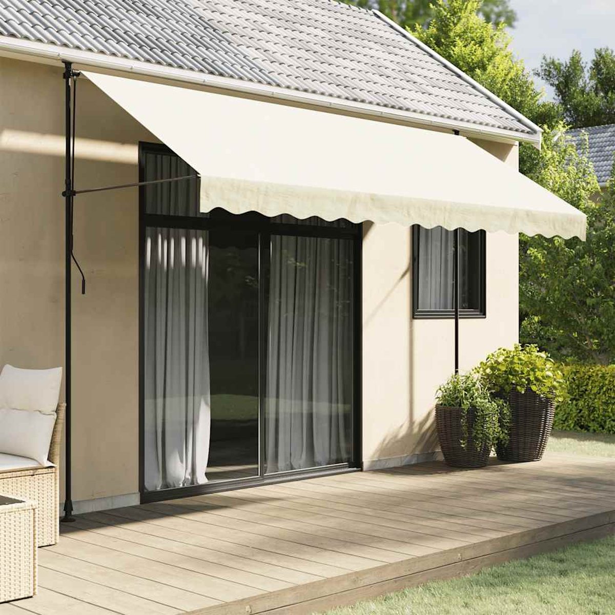 Beige Markise an einem Haus, schwarze Stützen. Holzterrasse, Pflanzen und Haus im Hintergrund.