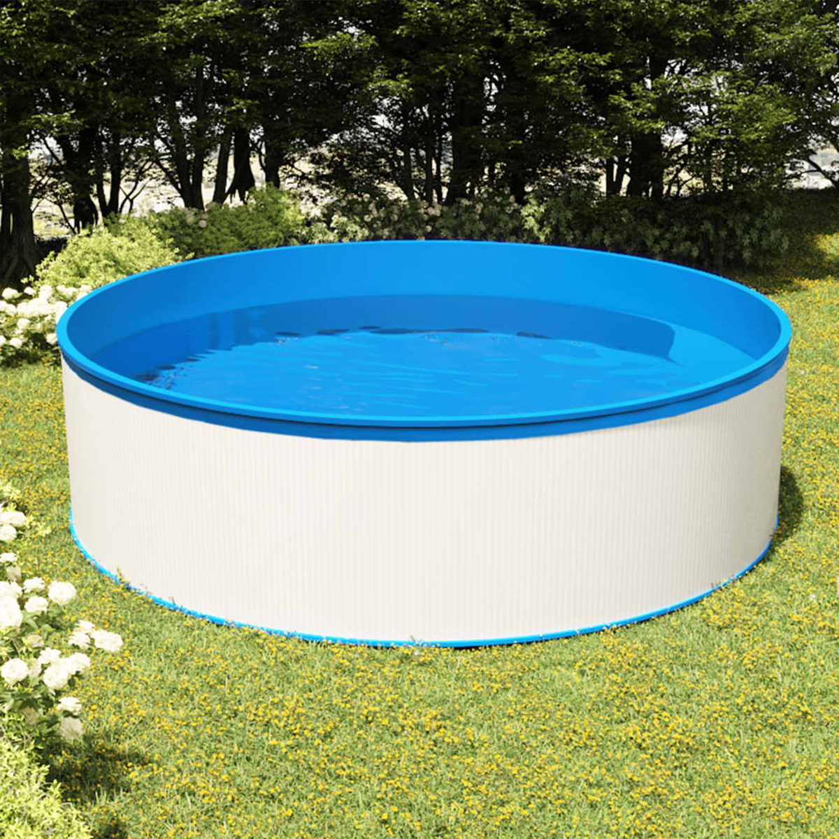 Oberirdischer Swimmingpool, blaues Wasser, weiße Seiten, umgeben von Gras und Blumen.