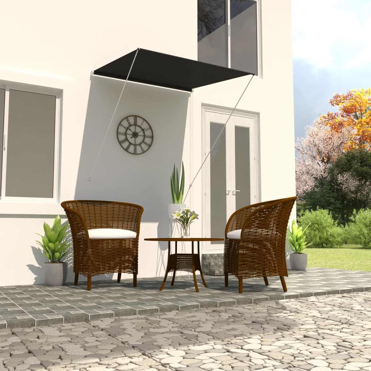 Hausfassade mit Stühlen, Tisch und Markise. Sonniger Tag.