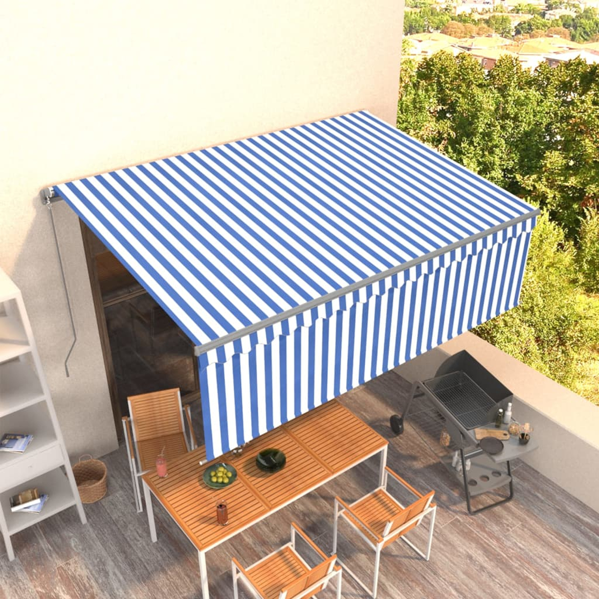 Szene im Freien. Eine blau-weiß gestreifte Markise. Ein Tisch, Stühle und ein Grill befinden sich auf einem Deck.
