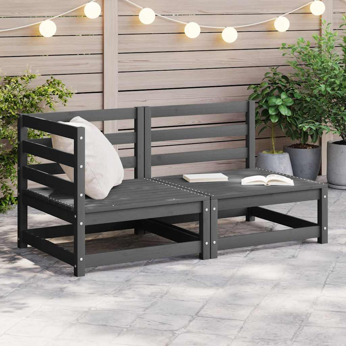 Dunkelgraues Outdoor-Sitzensemble aus Holz mit Kissen, einem Tisch und Büchern.