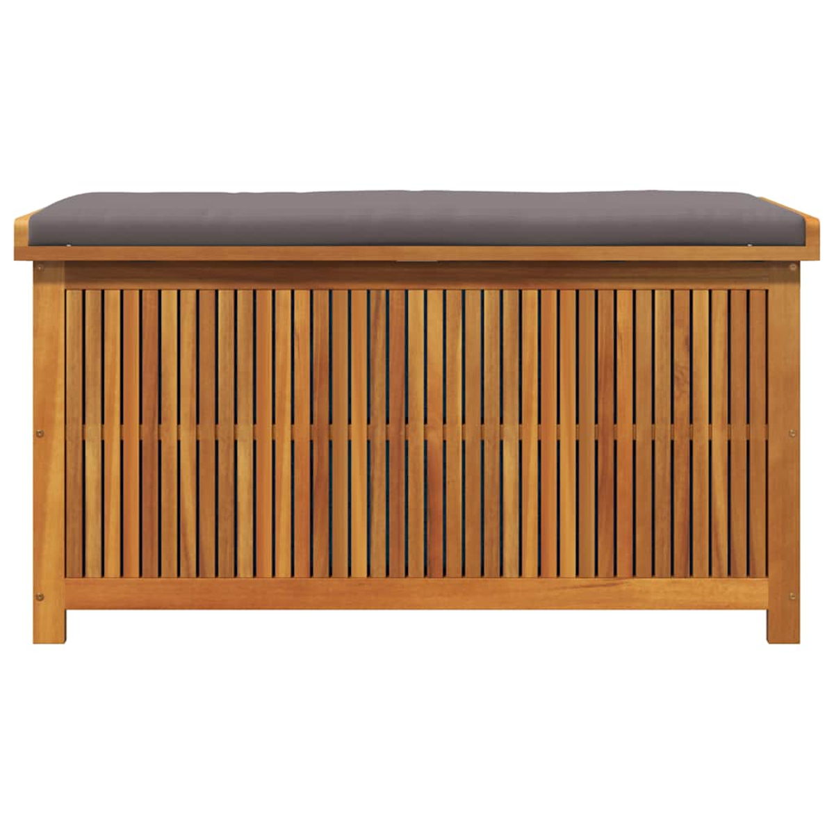 Holz-Truhe mit einem grauen Kissen. Sie hat ein vertikales Lamellen-Design.