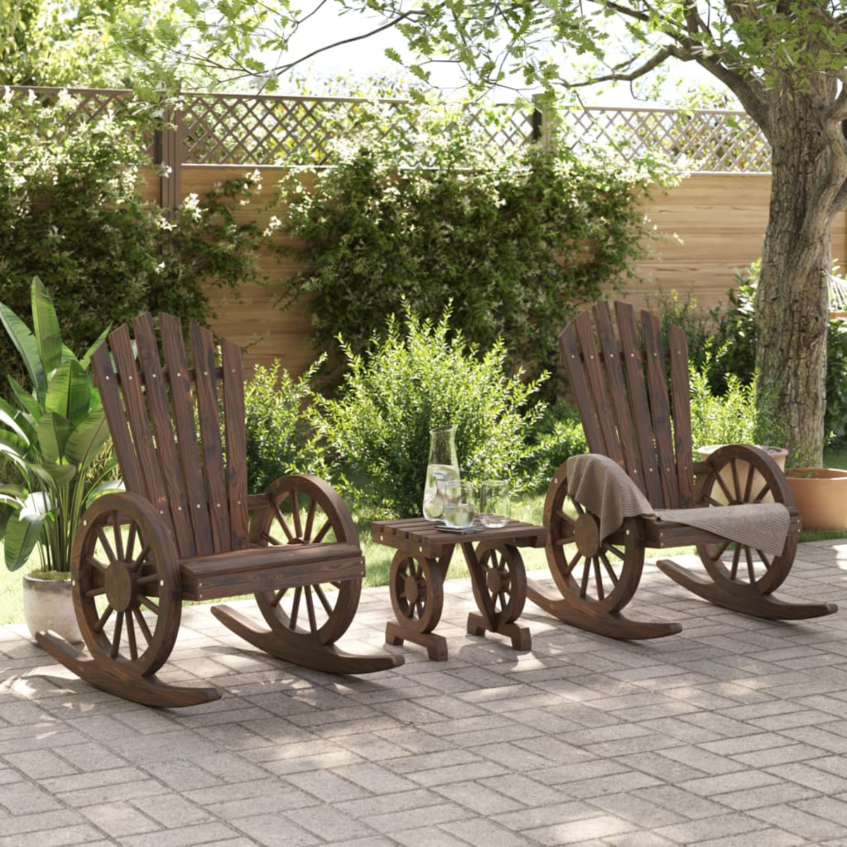Zwei Holzschaukelstühle mit kleinem Tisch in einer Gartenszene mit Pflanzen und Holzzaun.