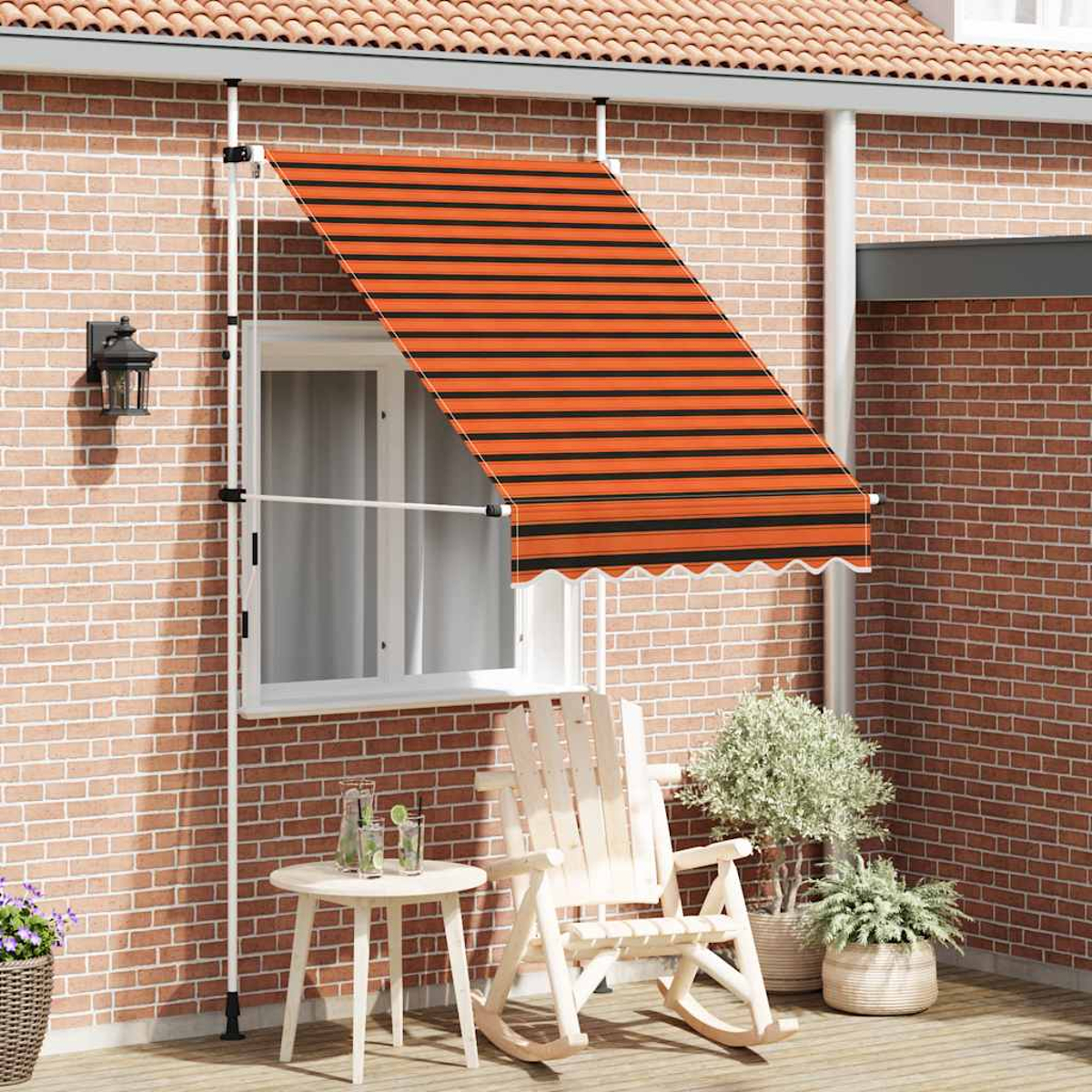 Außenansicht: gestreifte Markise, rote Backsteinmauer, Pflanzen und Schaukelstuhl auf Holzterrasse.